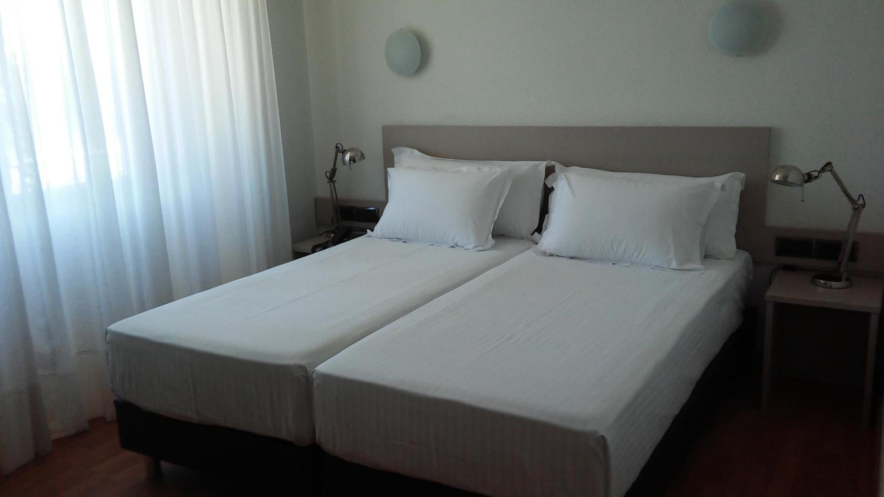 Twin Room - Photo 2