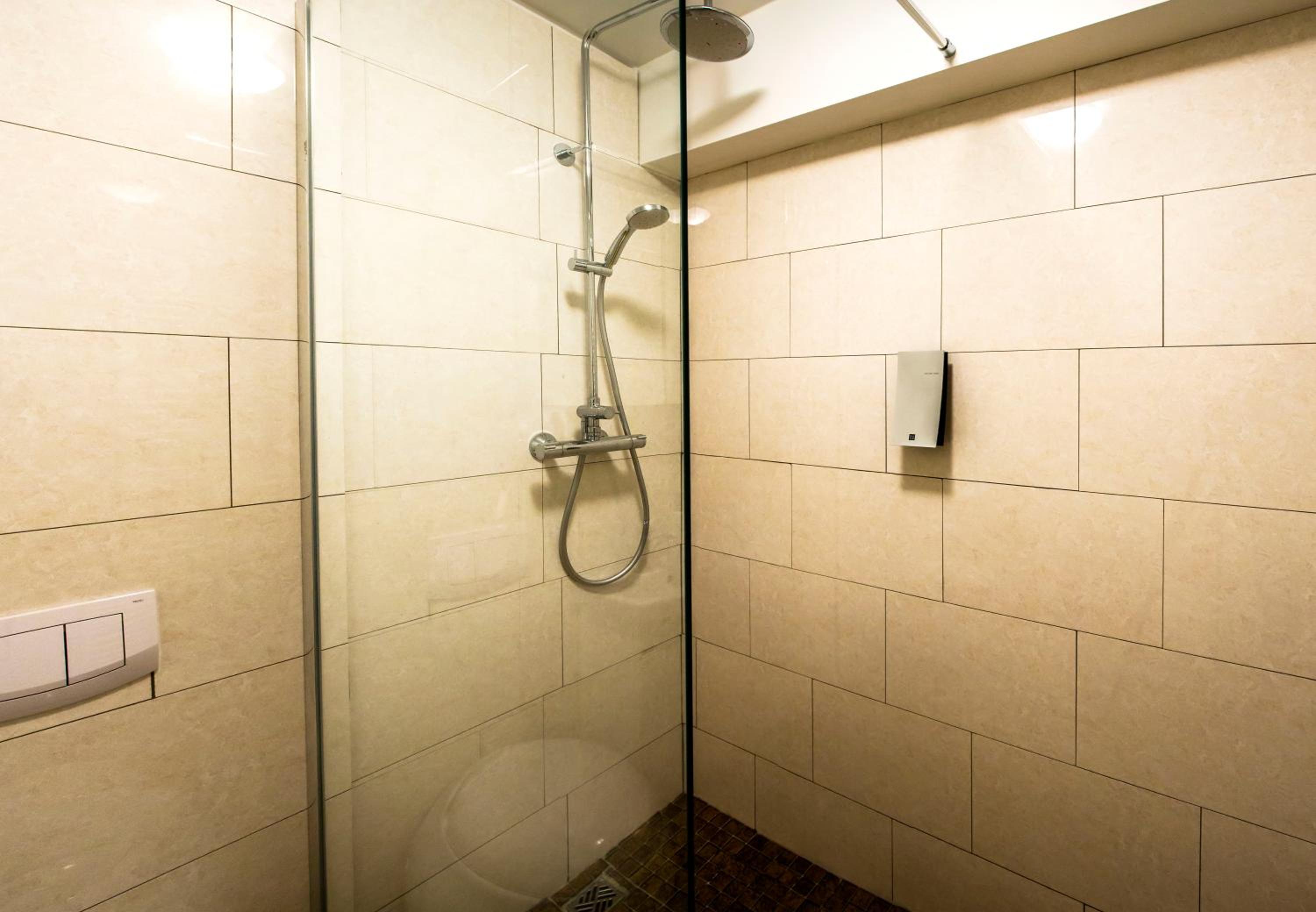 Deluxe Double Room with Bath - Photo 3