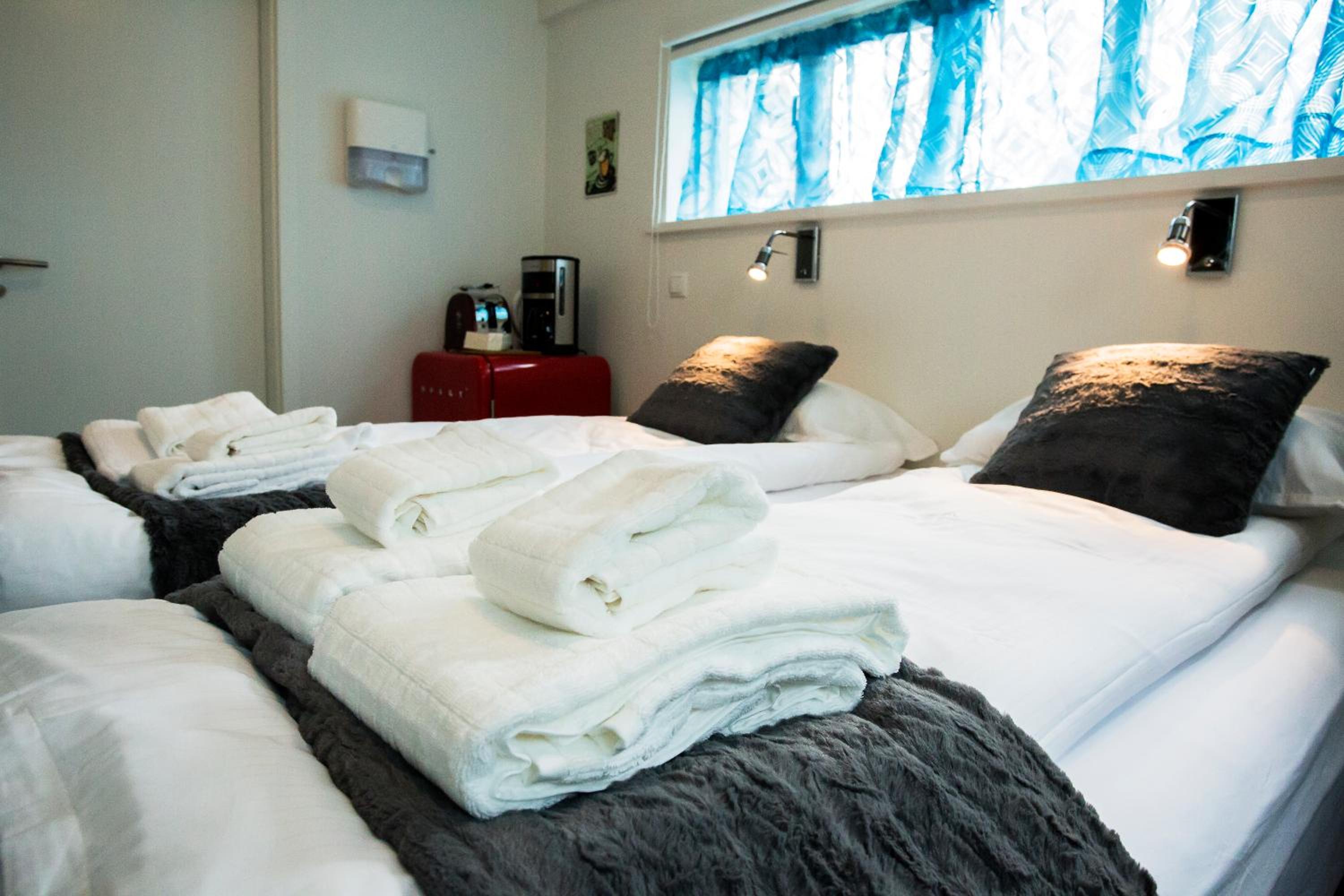 Deluxe Double Room with Bath - Photo 5