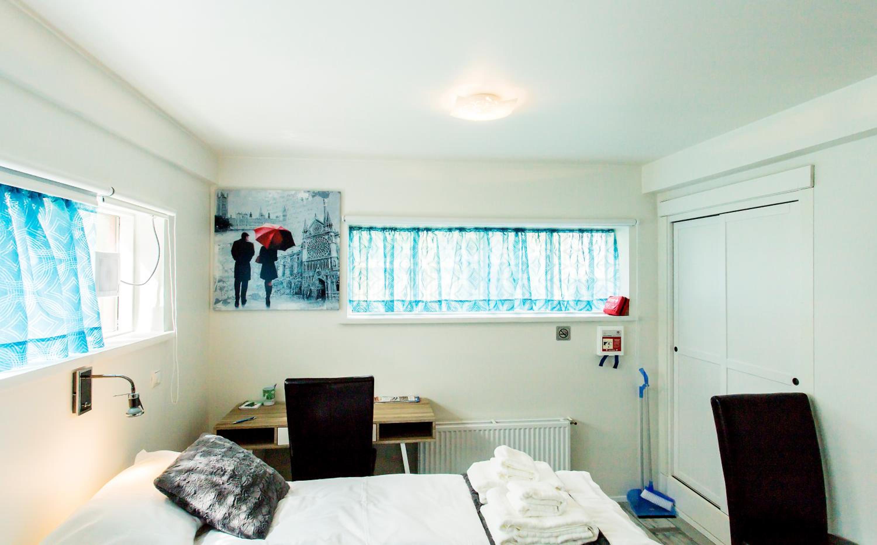 Deluxe Double Room with Bath - Photo 11