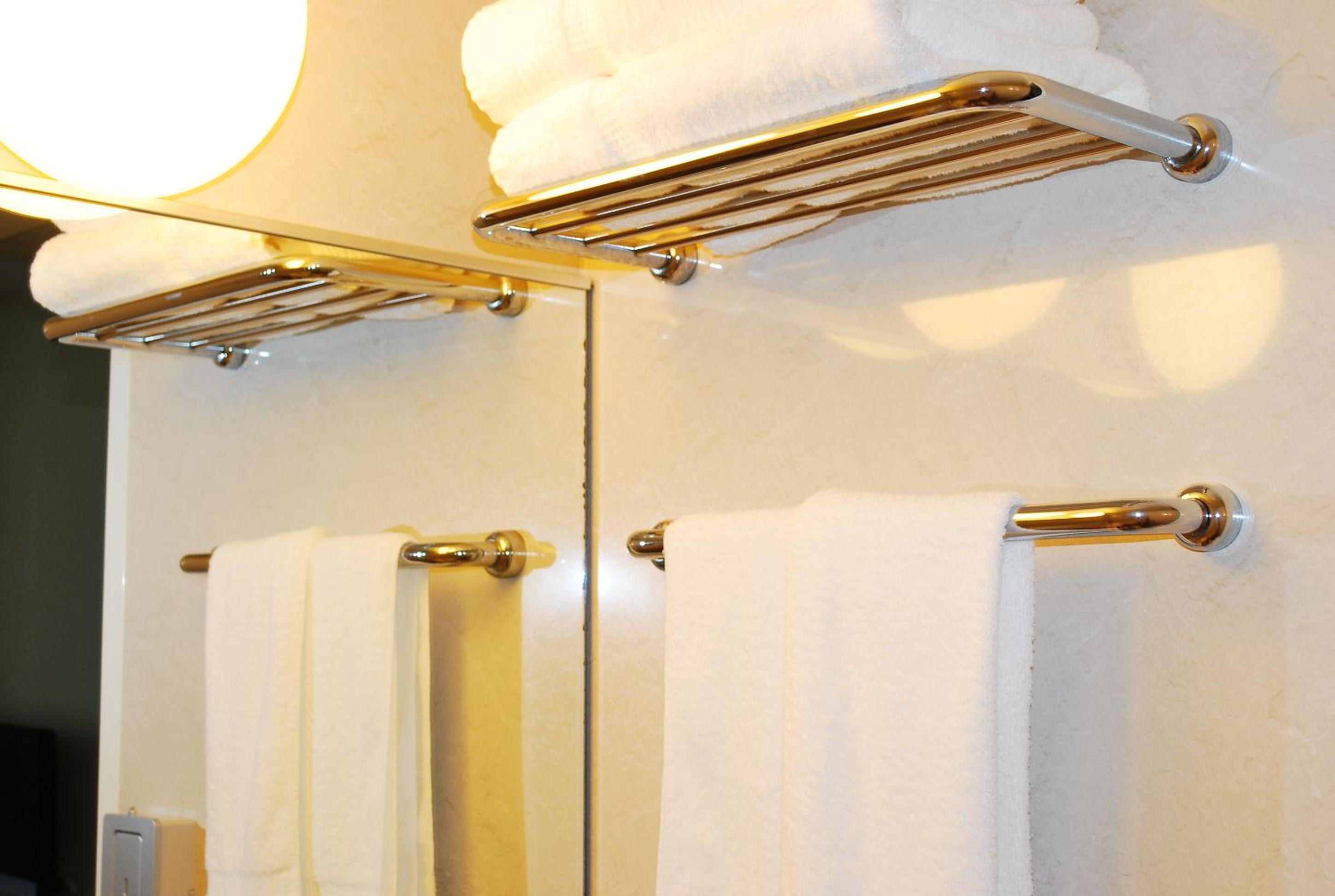 Twin Room - Non-Smoking photo 2