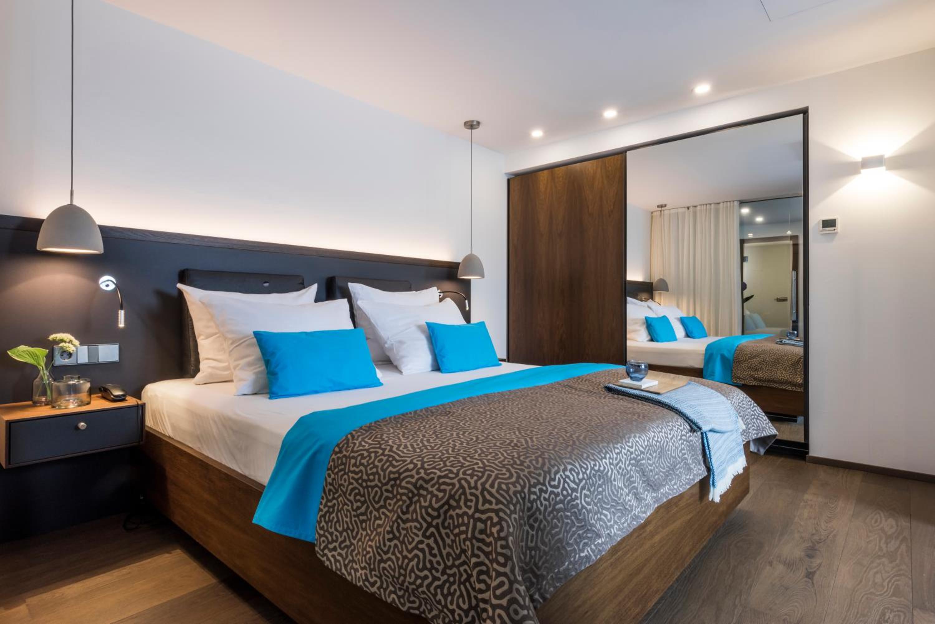 Suite with Partial Lake View  - Photo 3