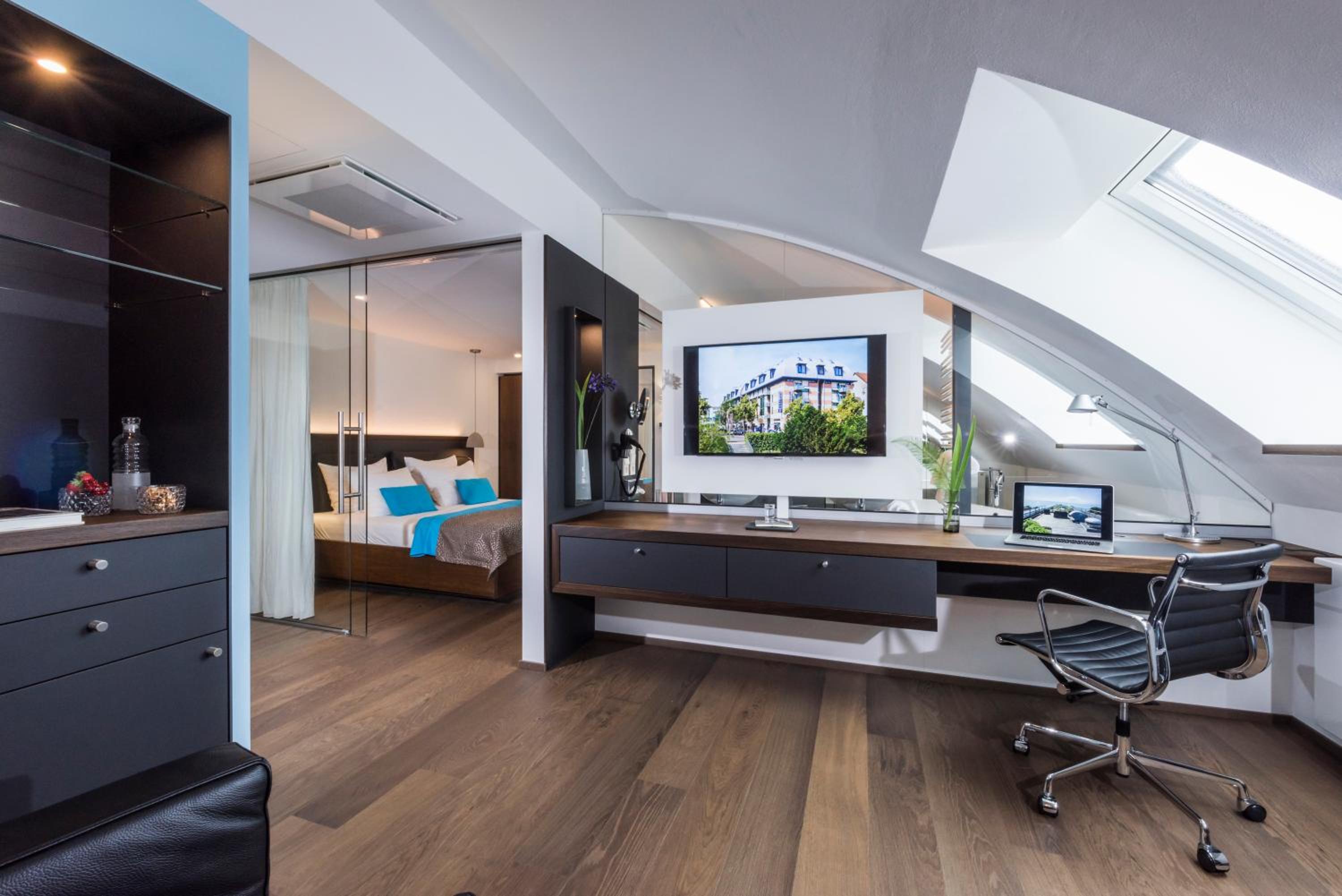 Suite with Partial Lake View  - Photo 1