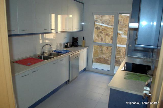 Six-Bedroom House - Photo 6