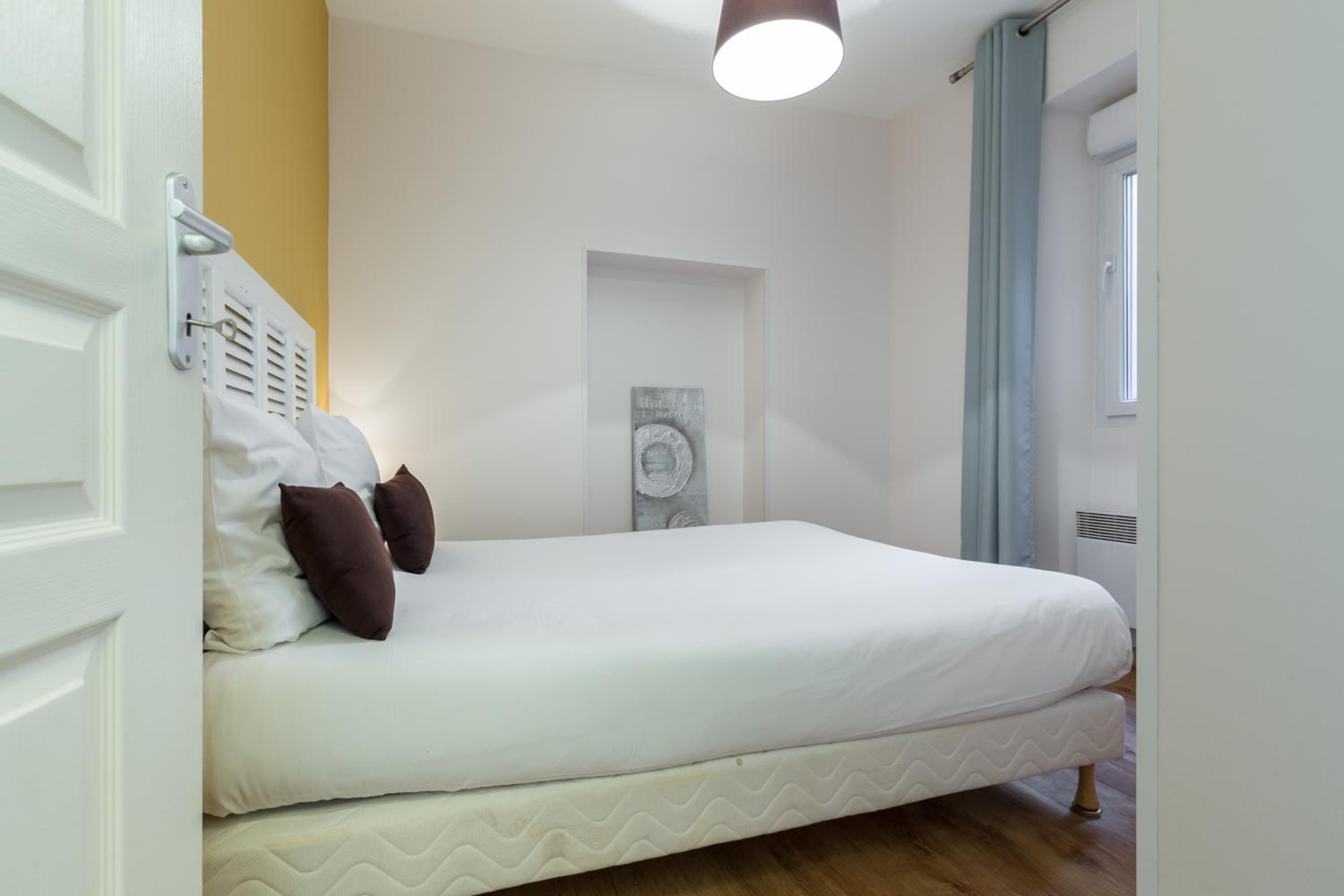 Standard One-Bedroom Apartment - Photo 15