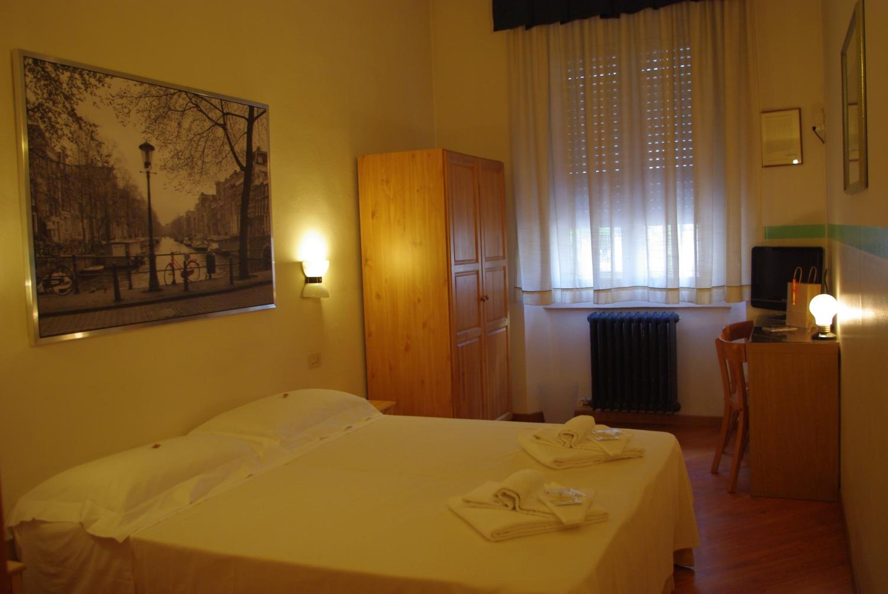 Available room thumbnail 6