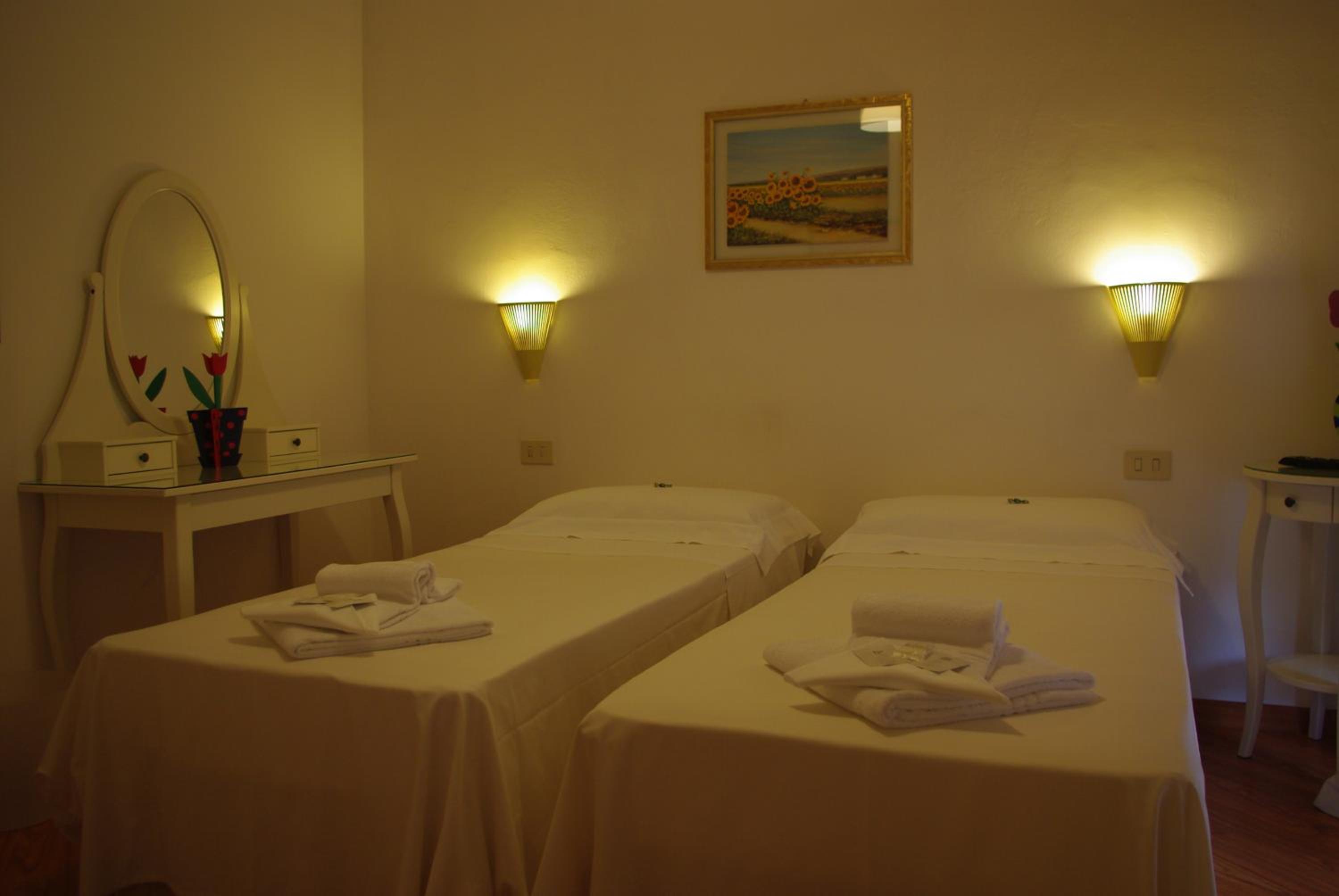 Standard Triple Room thumbnail 5