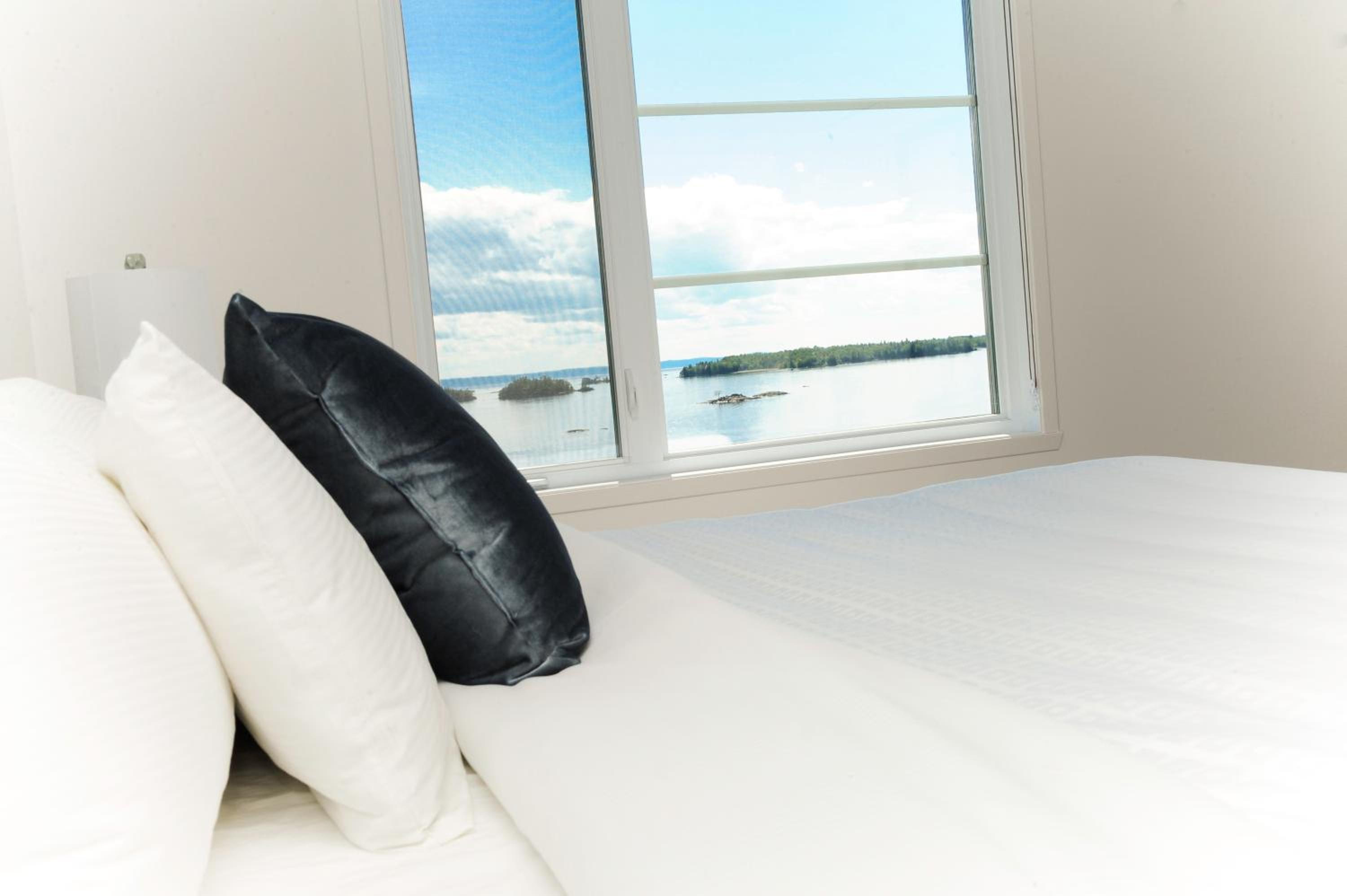 Deluxe Apartment with Lake View and Balcony