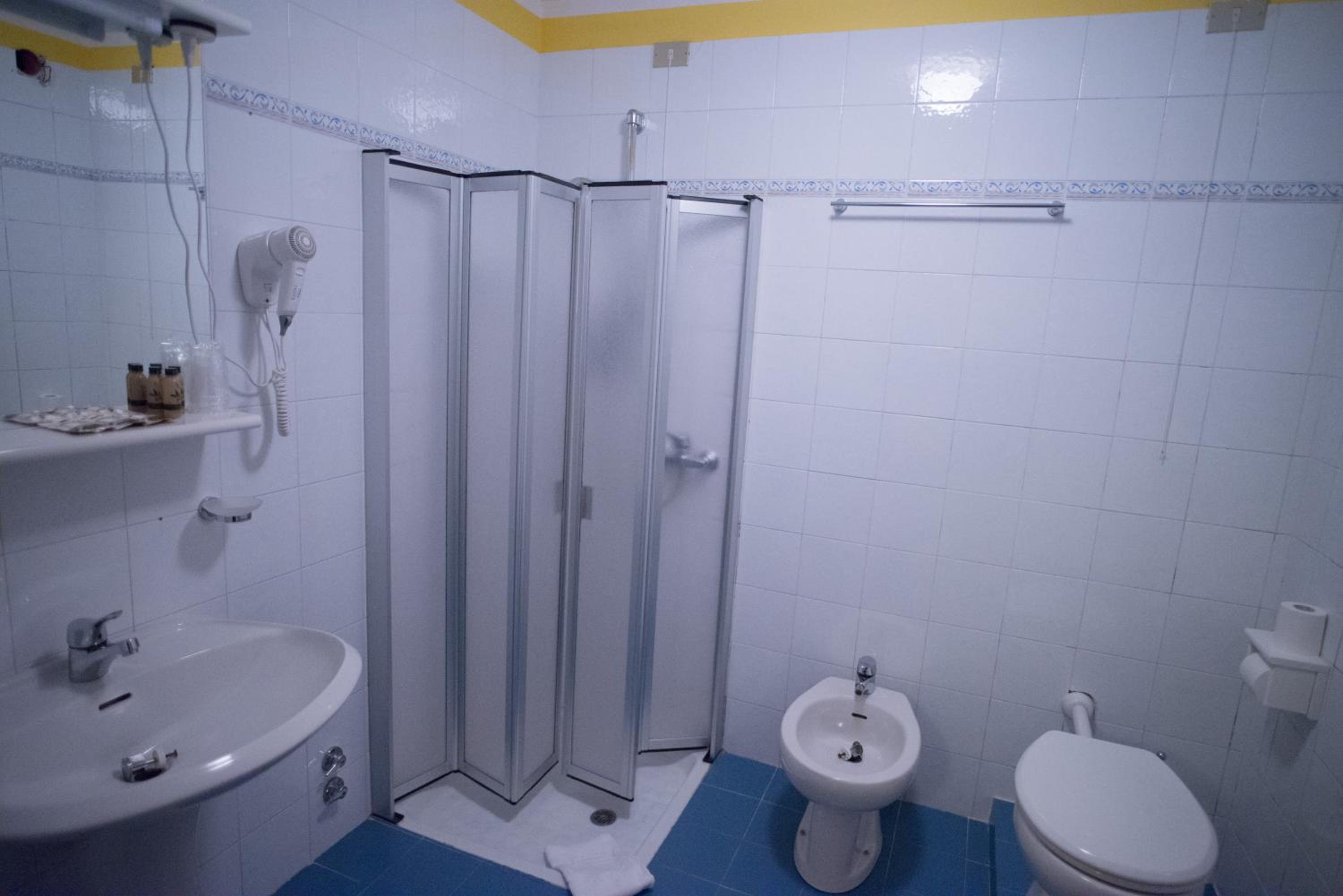 Standard Double Room - Photo 4