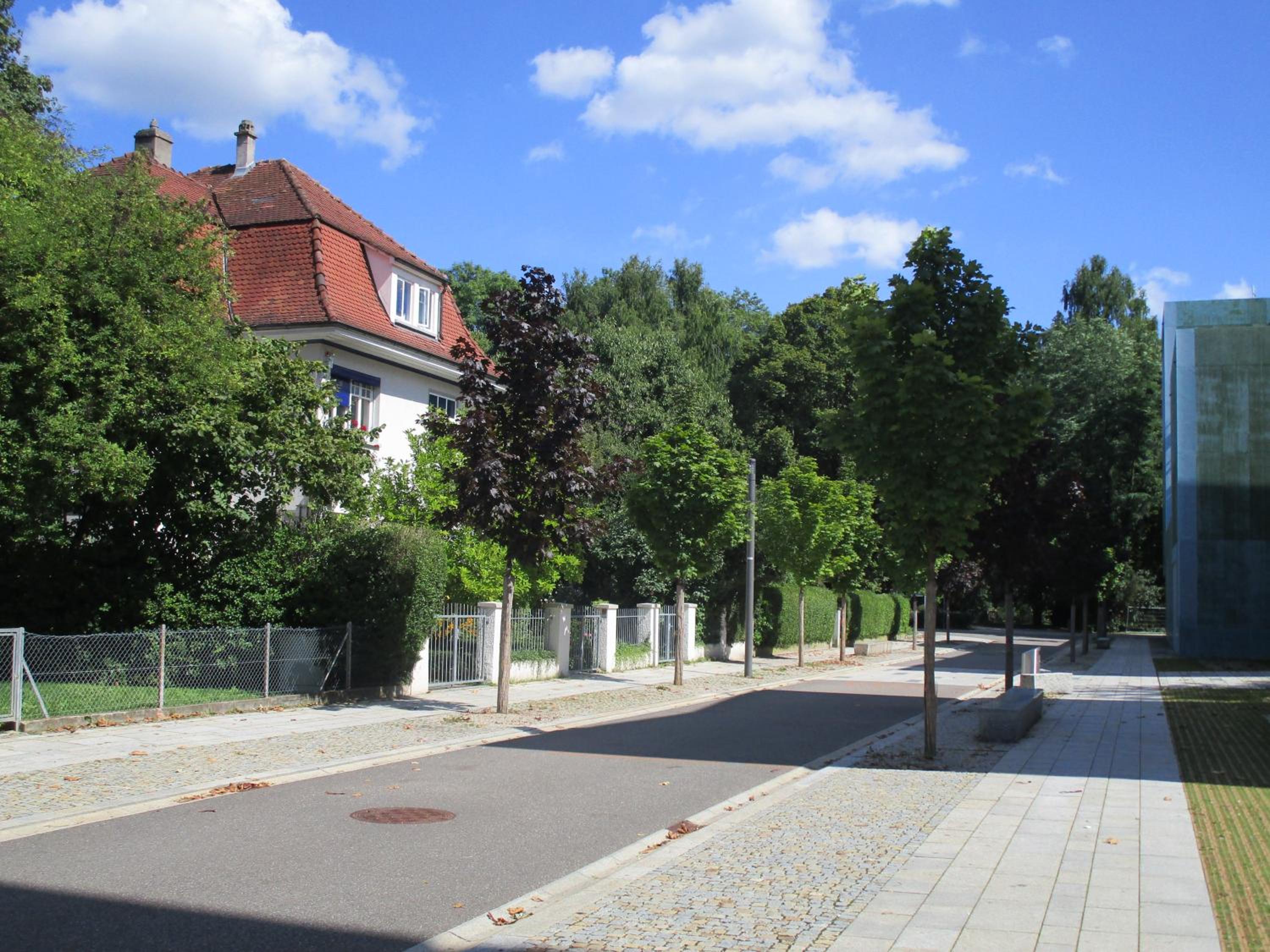 Apartment with Balcony - Photo 11