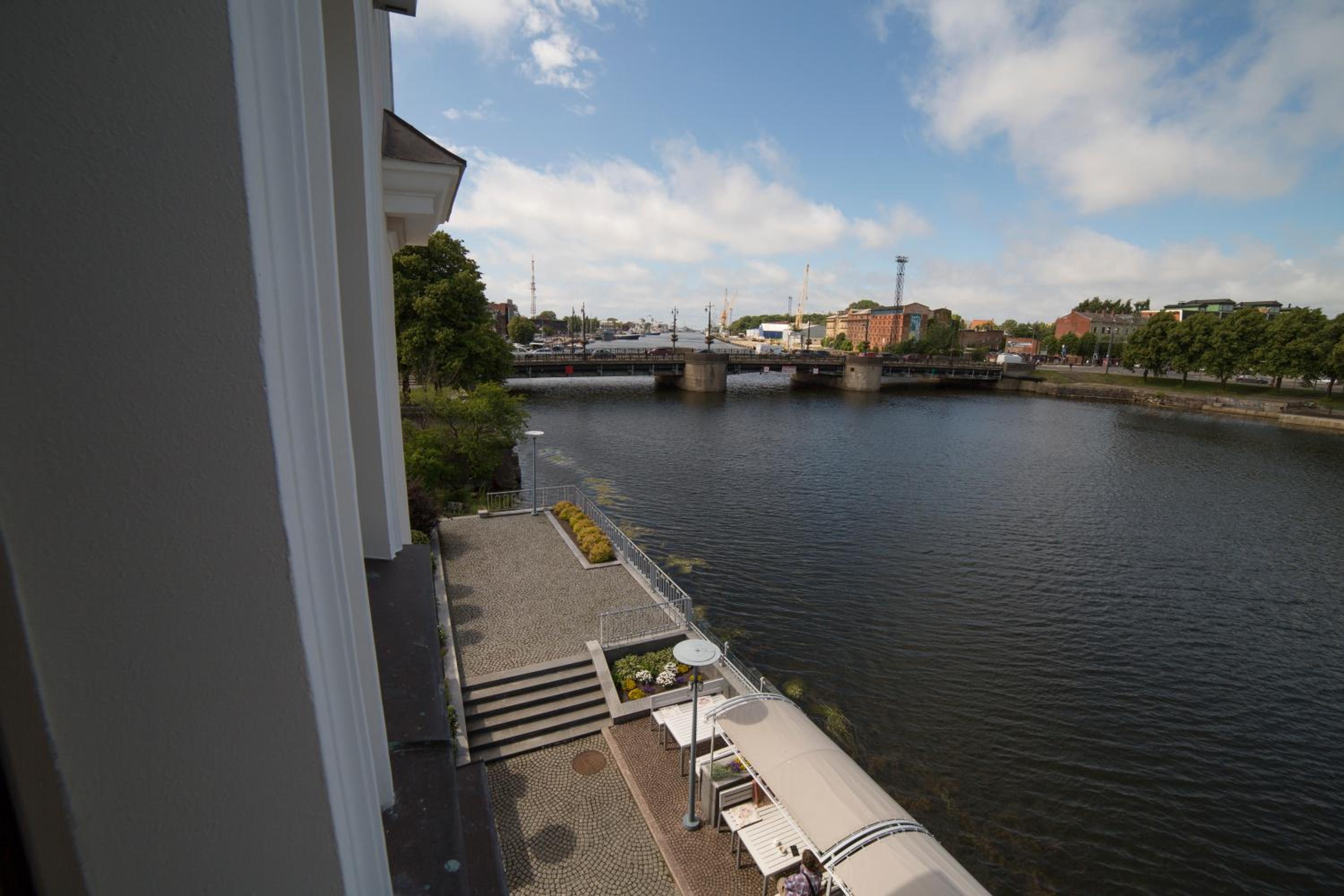 Deluxe Double Room with Canal View - Photo 4