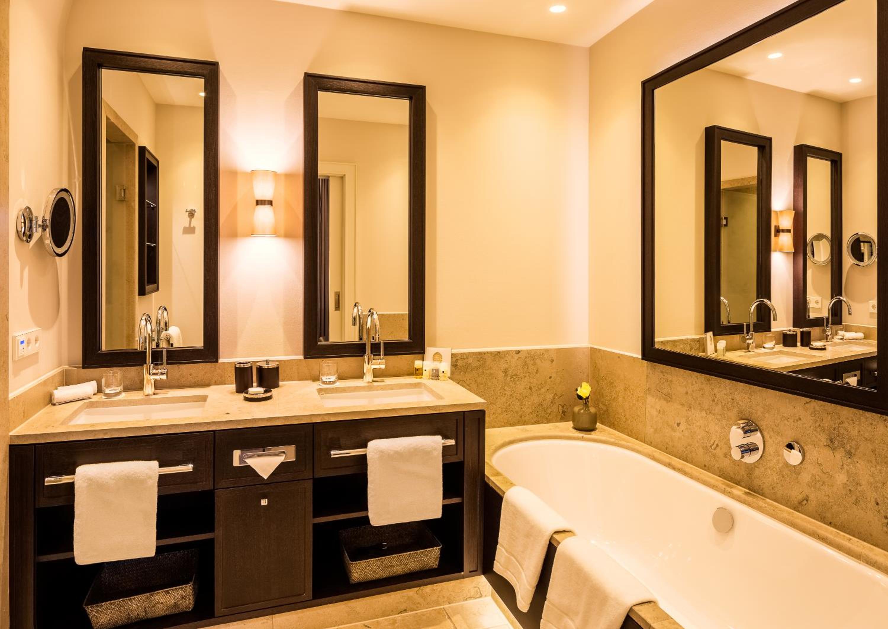Deluxe Double Room thumbnail 5