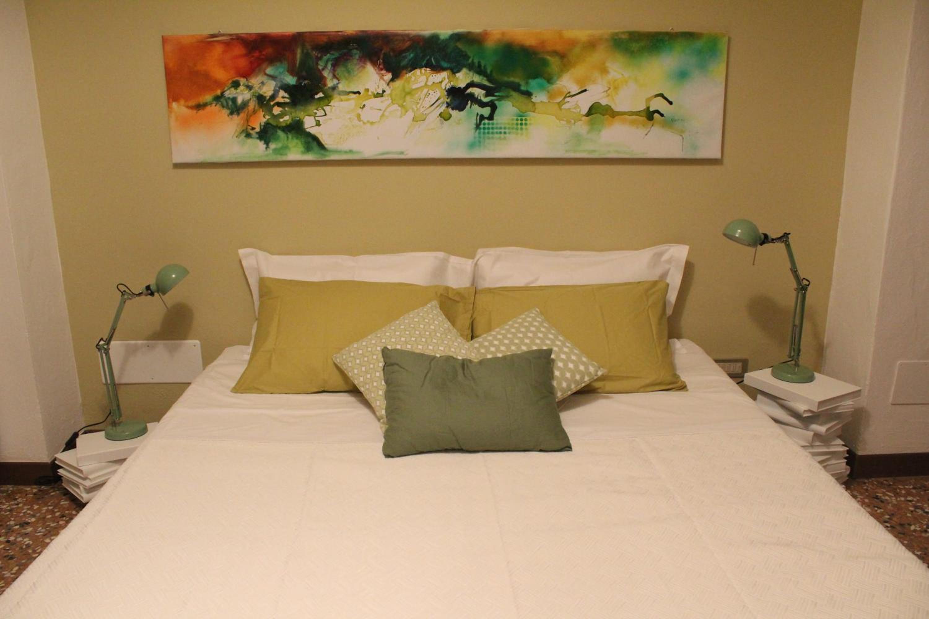 Large Double or Twin Room with Private External Bathroom - Photo 2