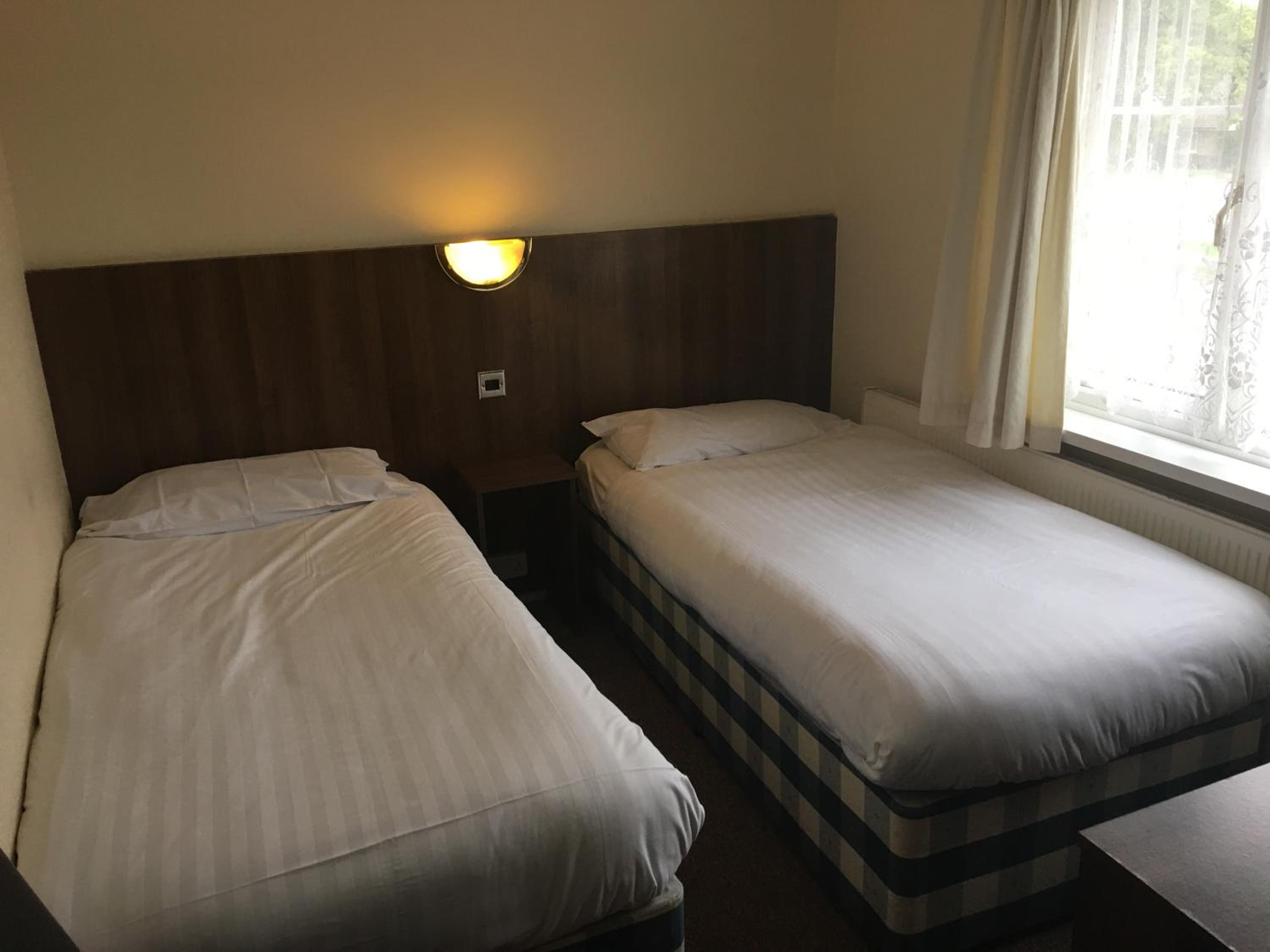 Twin Room with ensuite - Photo 1