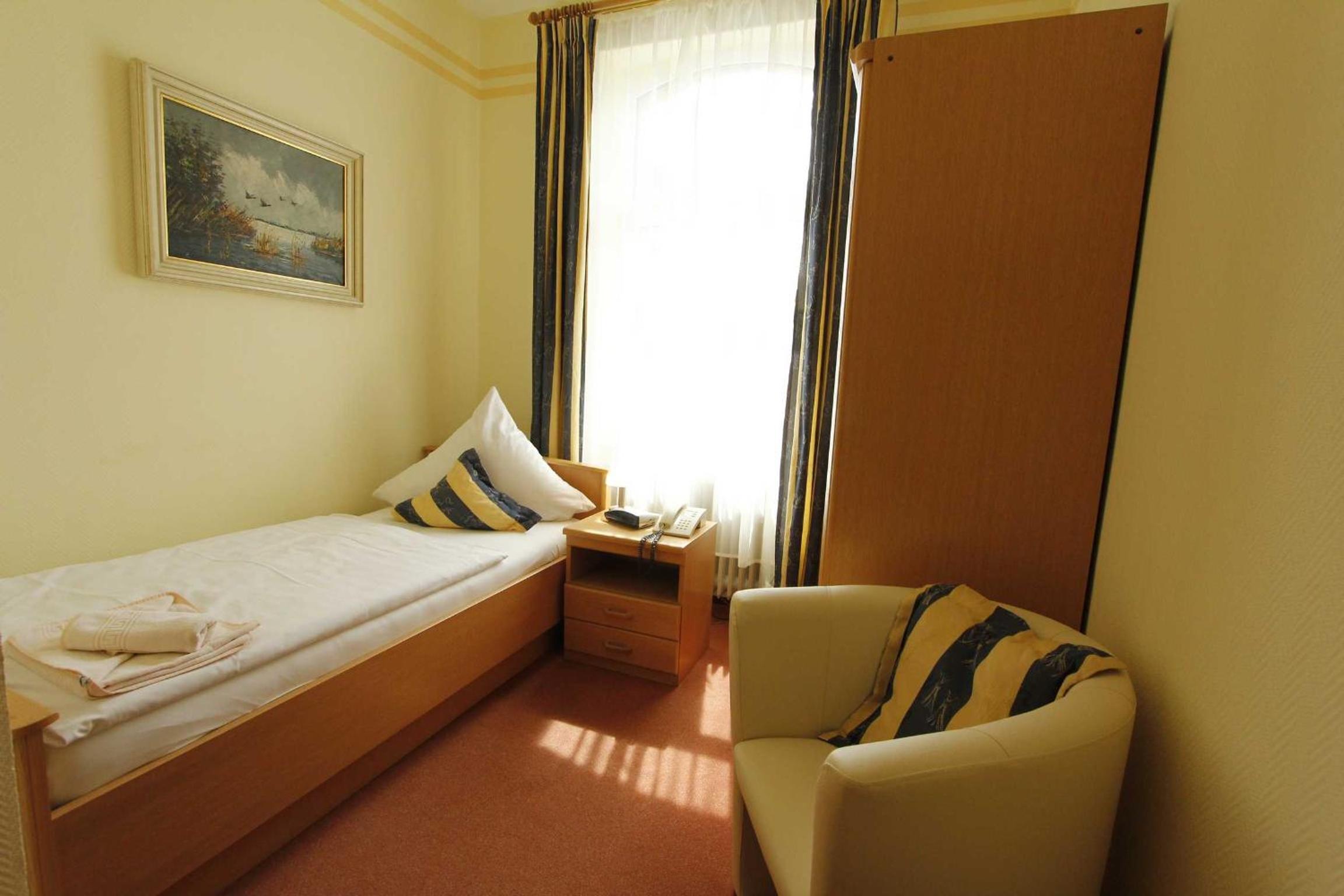 Single Room with Private Bathroom photo 1