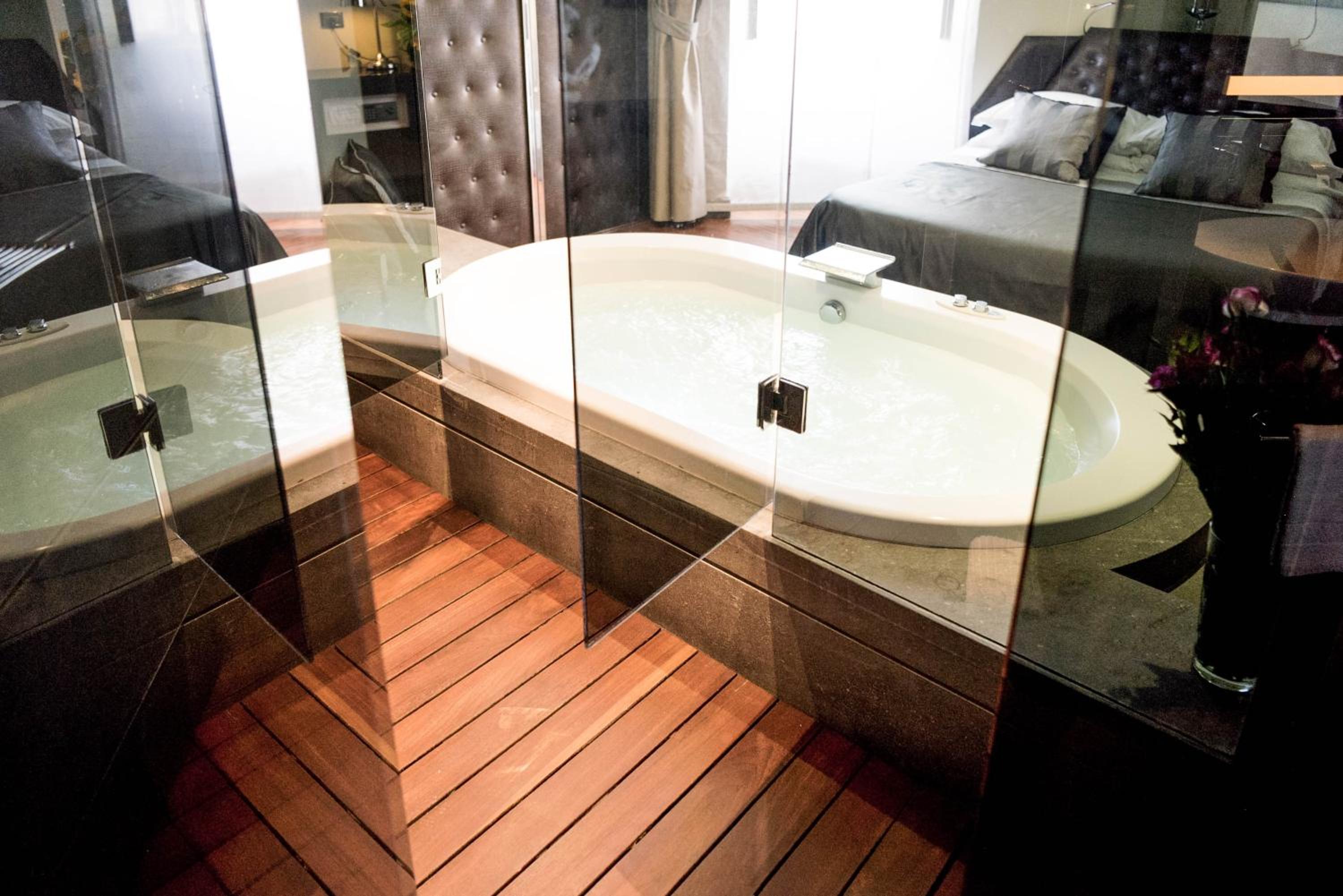 Suite with Hot Tub photo 2