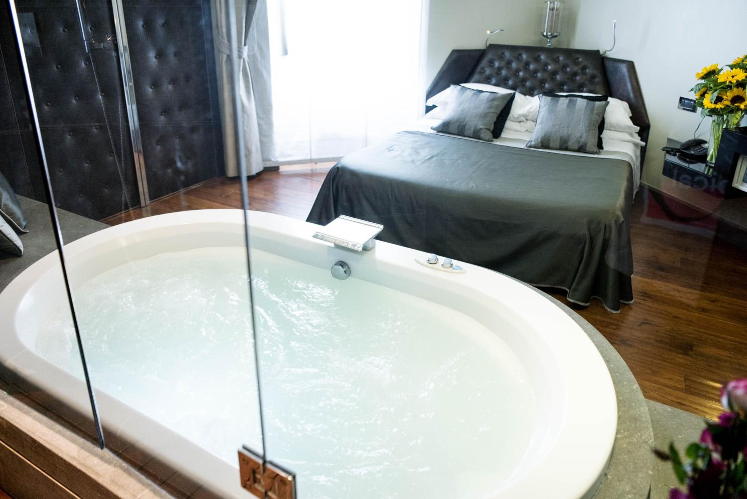 Suite with Hot Tub photo 1