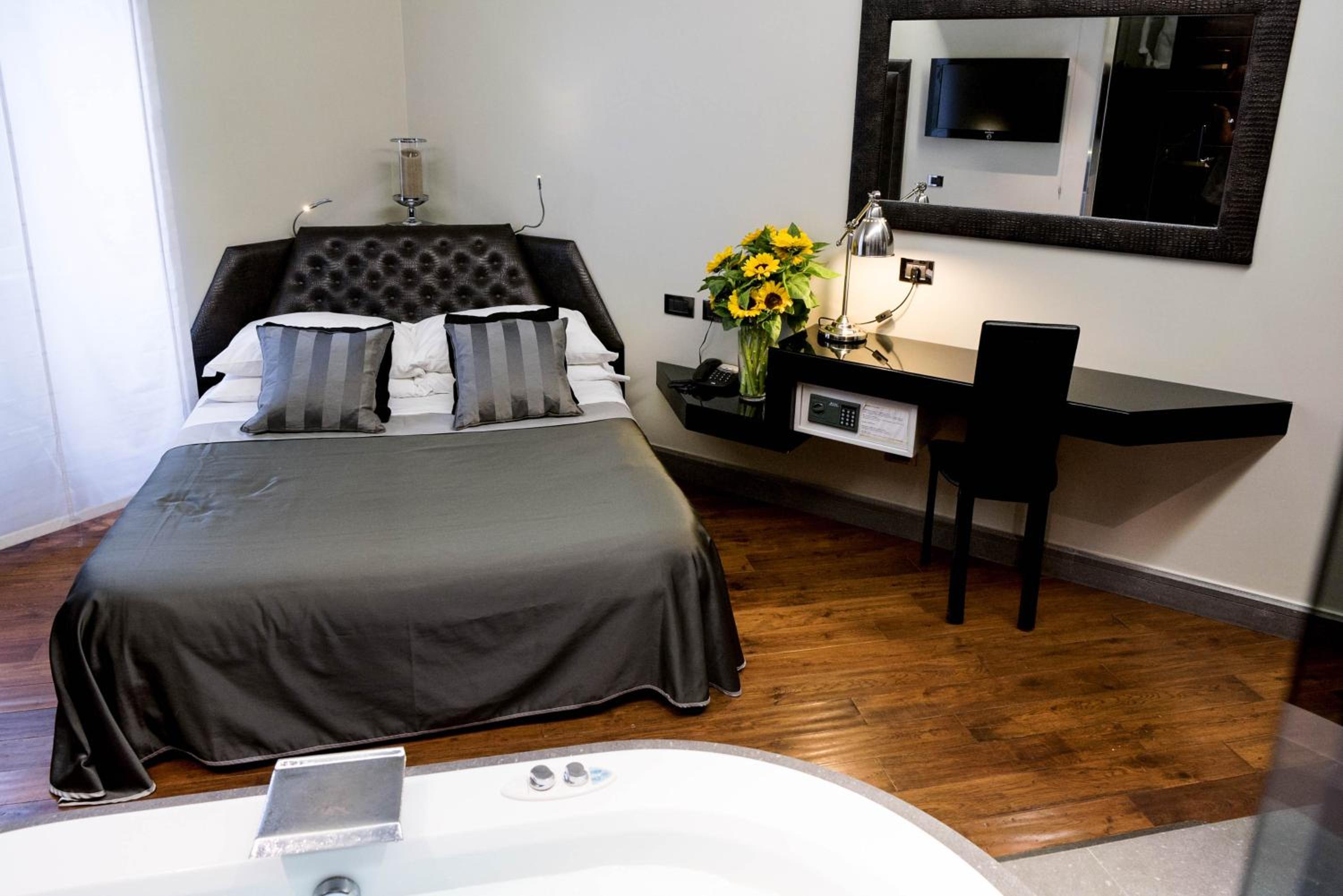 Suite with Hot Tub photo 3