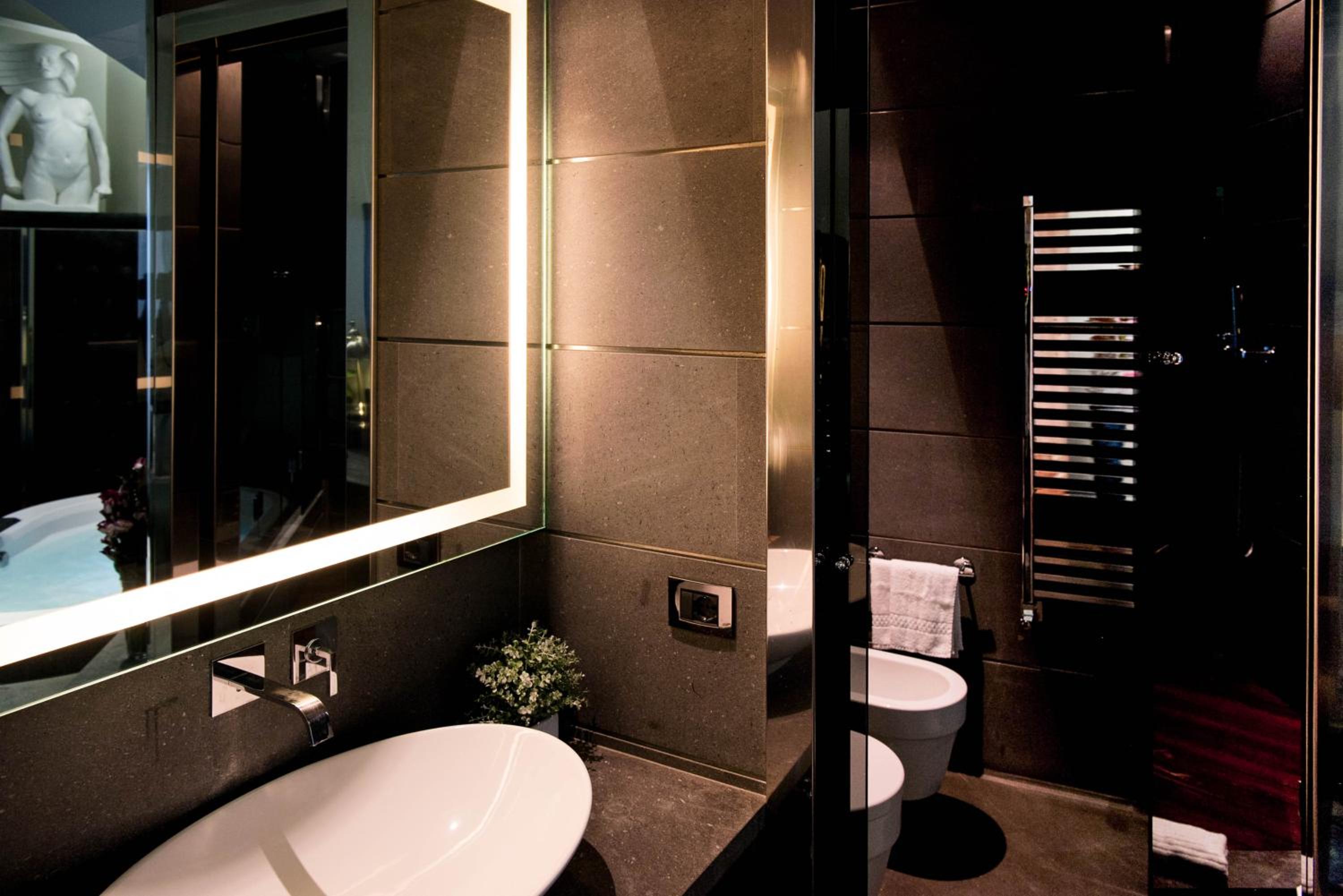 Suite with Hot Tub photo 2