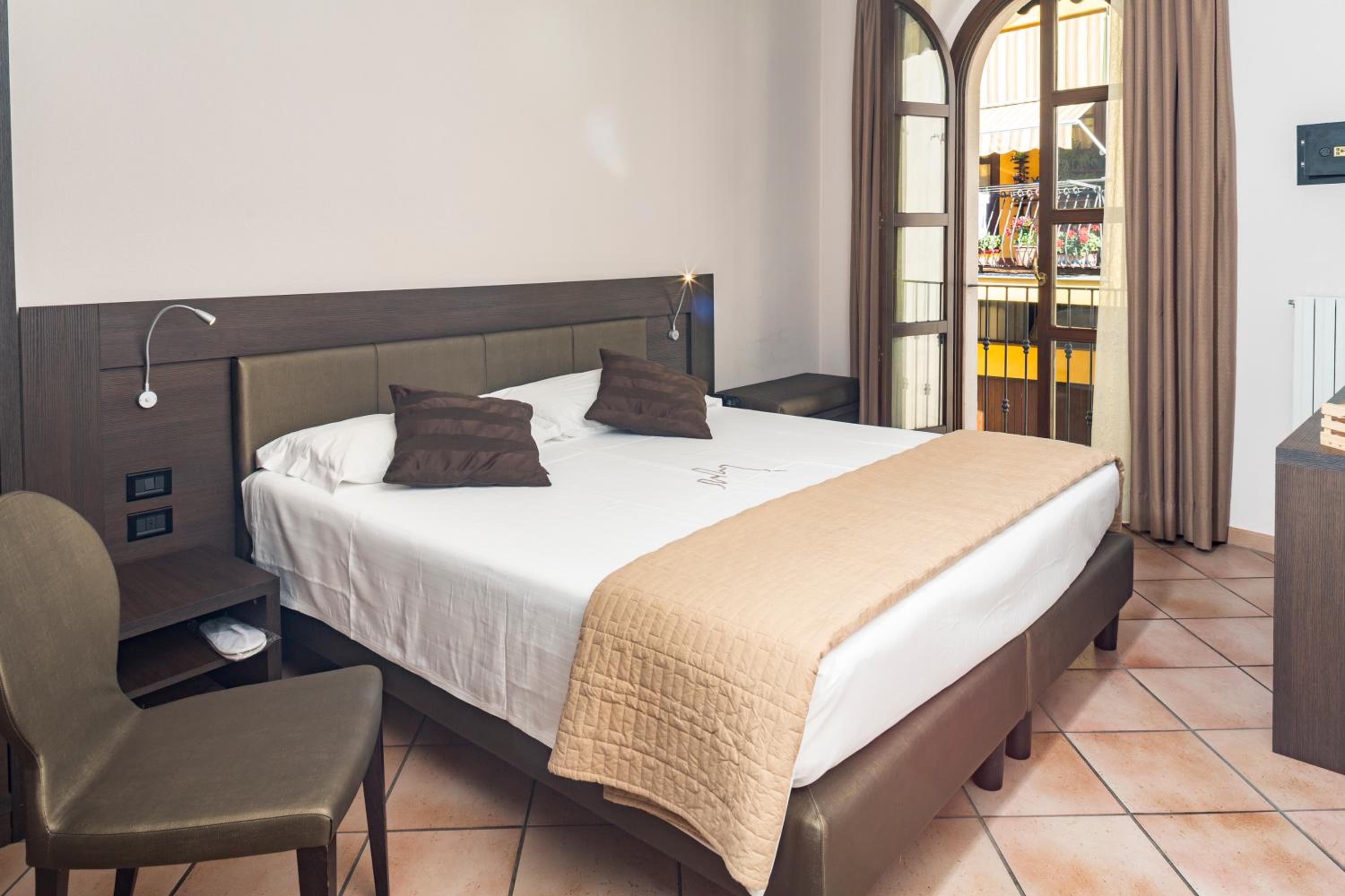 Double or Twin Room with City View photo 1