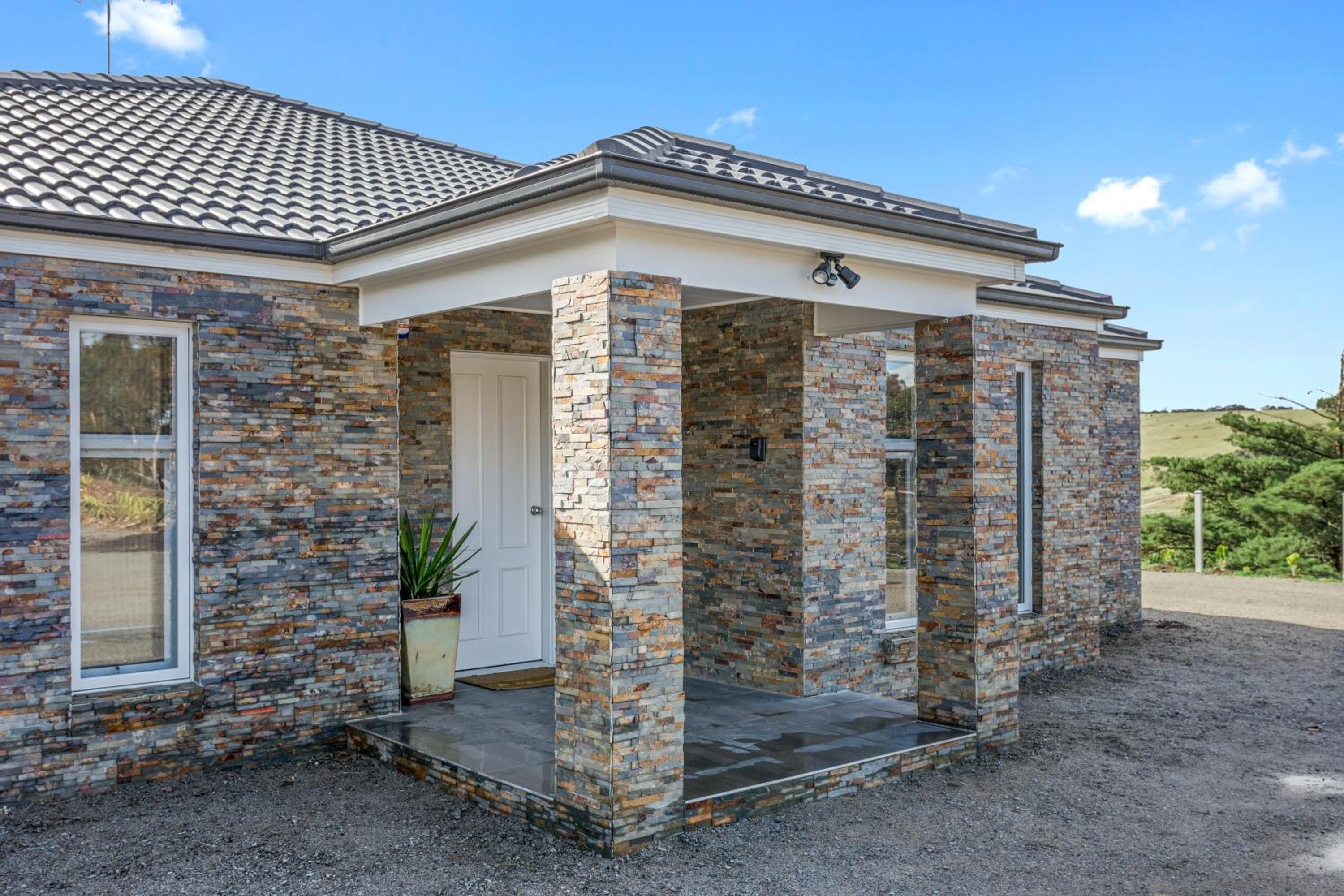Six-Bedroom House photo 3