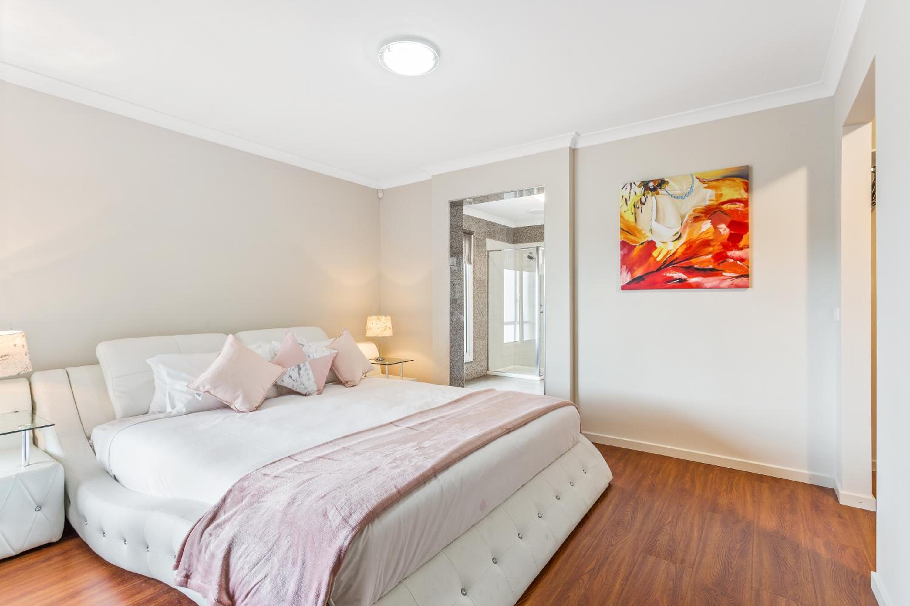 Six-Bedroom House photo 1