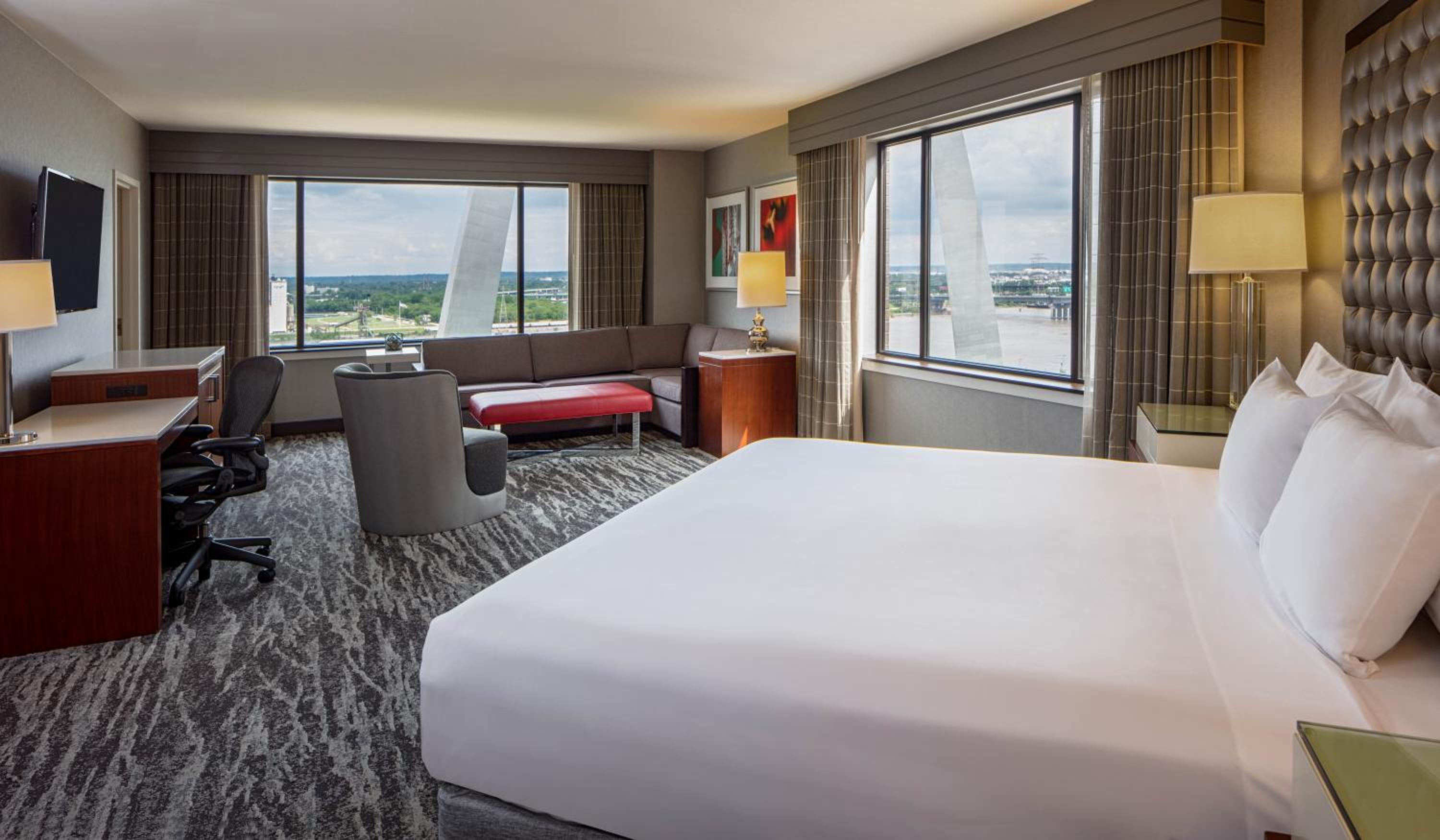 Deluxe King Room with View - Photo 2