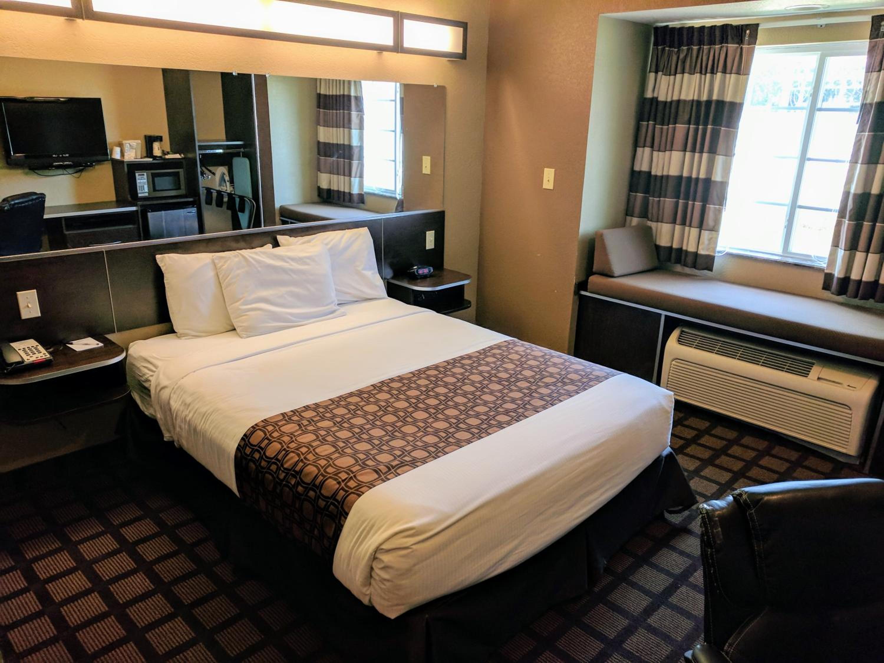 1 Queen Bed, Deluxe Accessible Room, Non-Smoking - Photo 1