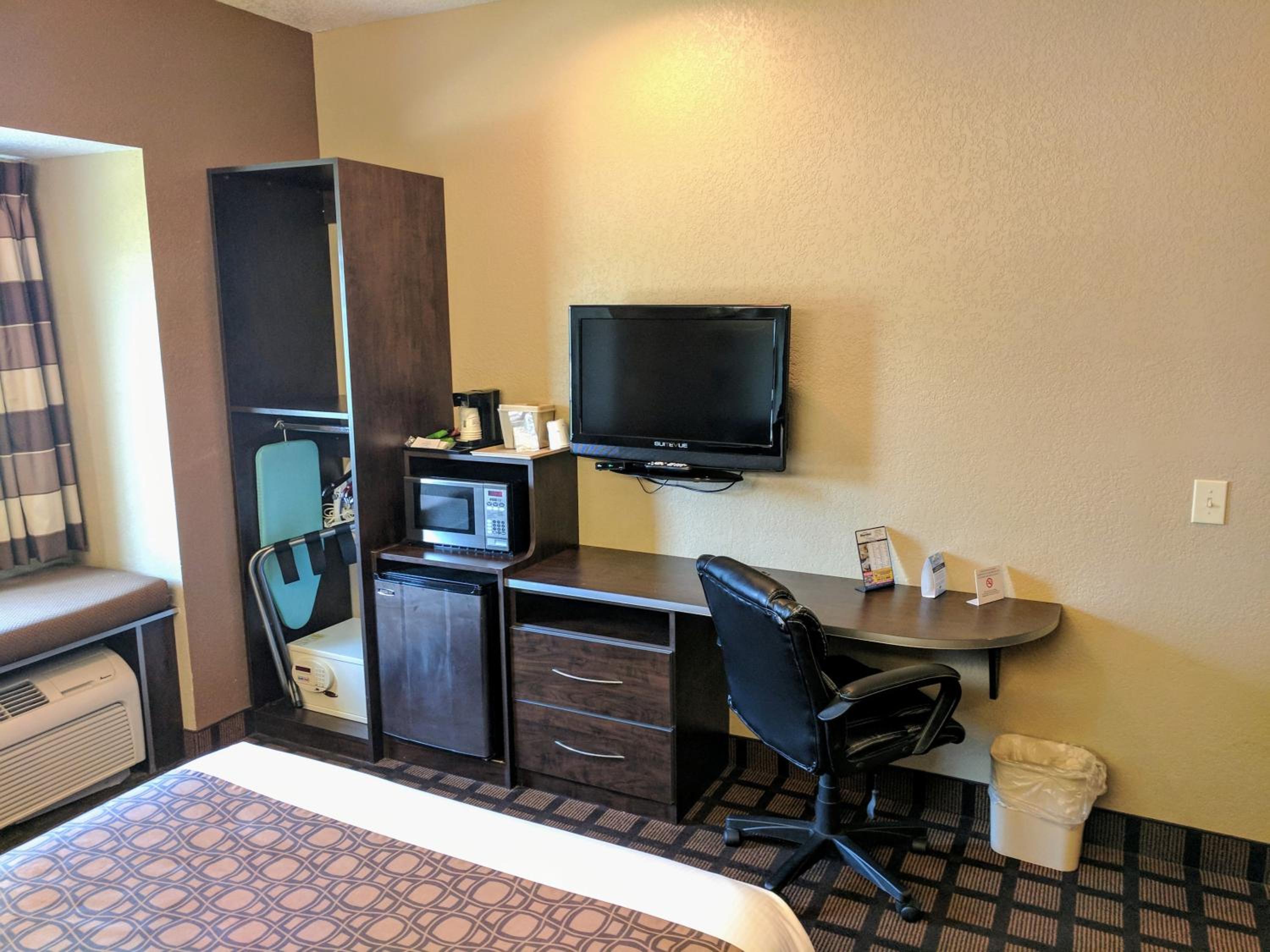 1 Queen Bed, Deluxe Accessible Room, Non-Smoking - Photo 2