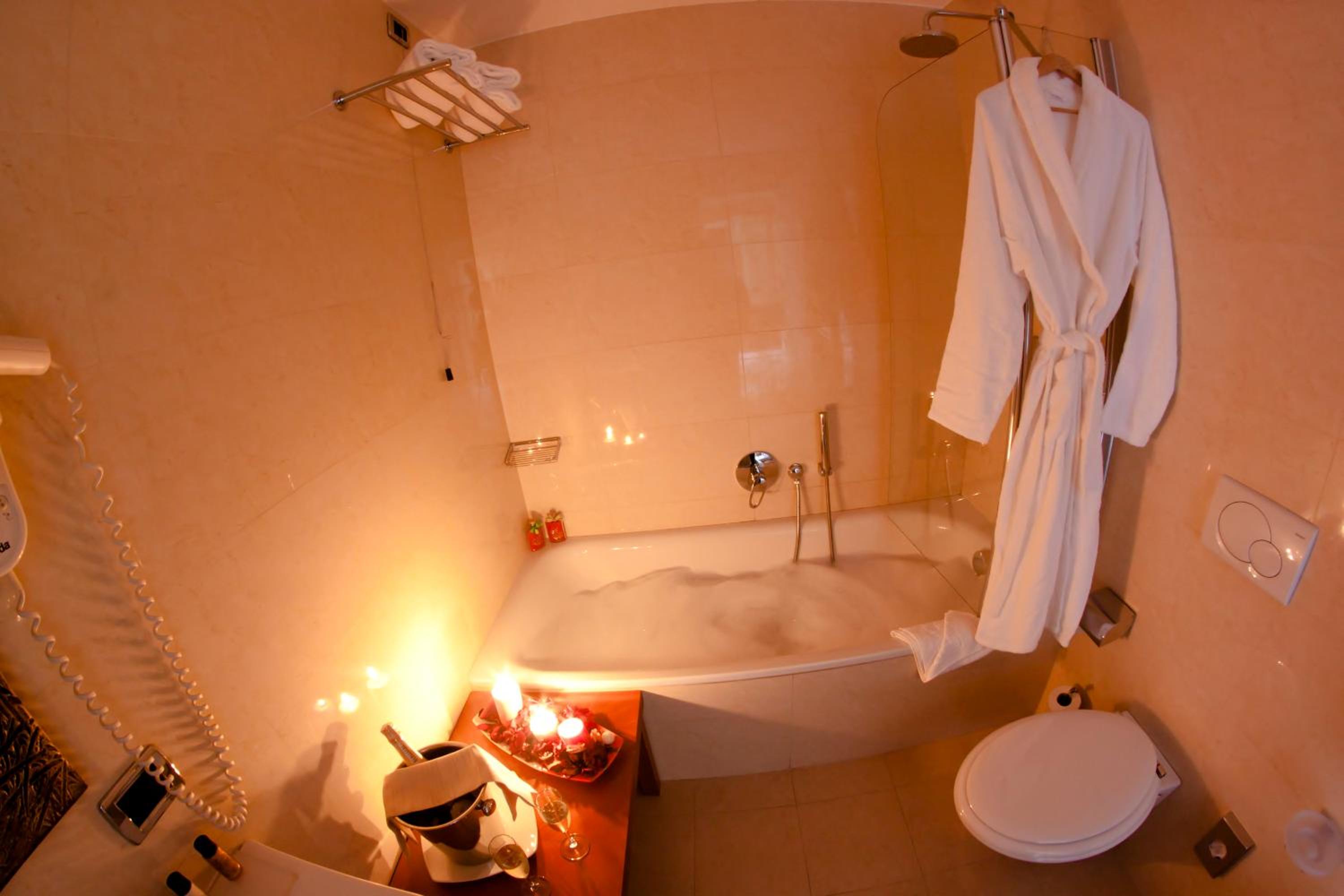 Standard Double or Twin Room - Photo 7