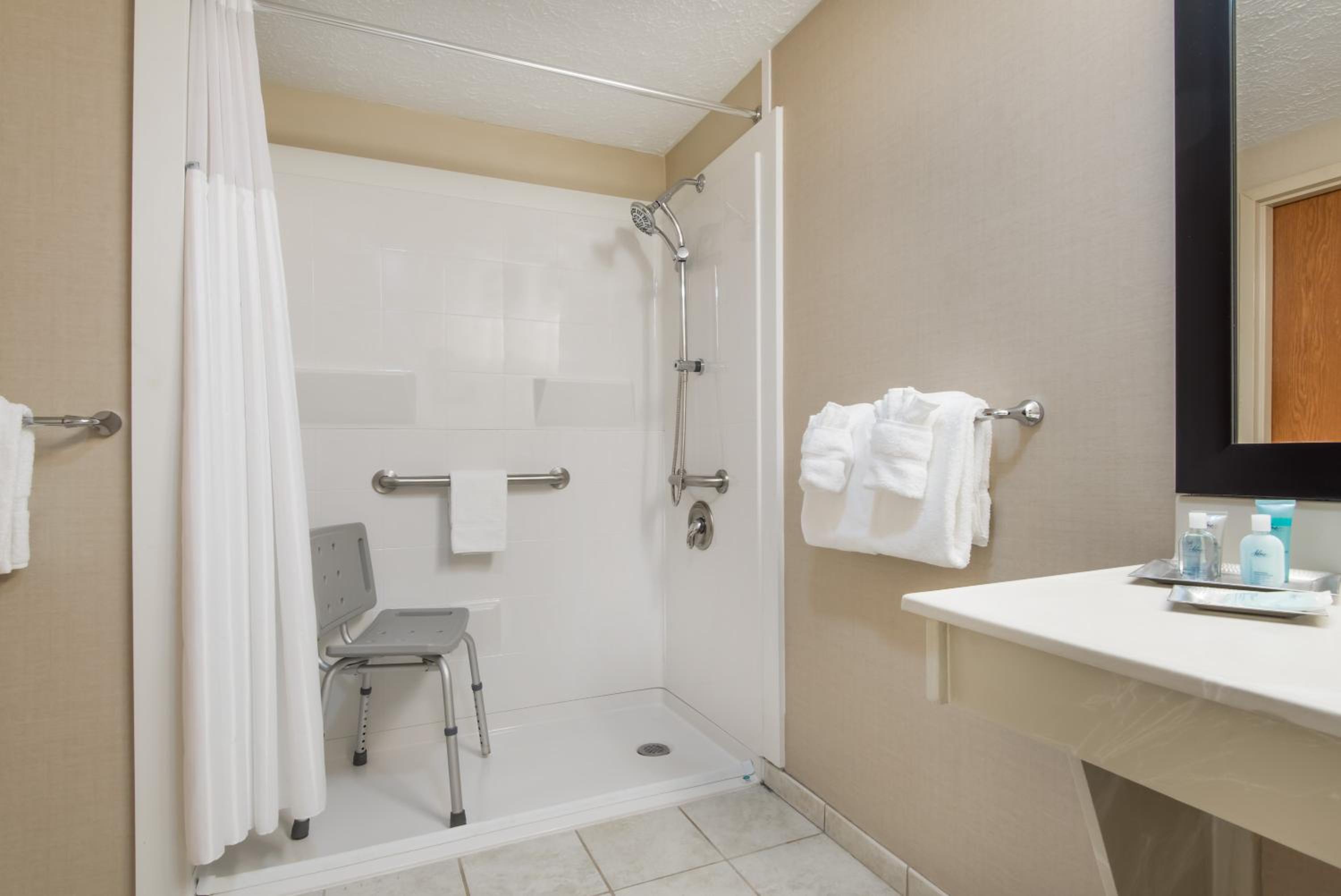 Queen Room with Two Queen Beds with Roll-In Shower - Disability Access - Photo 2