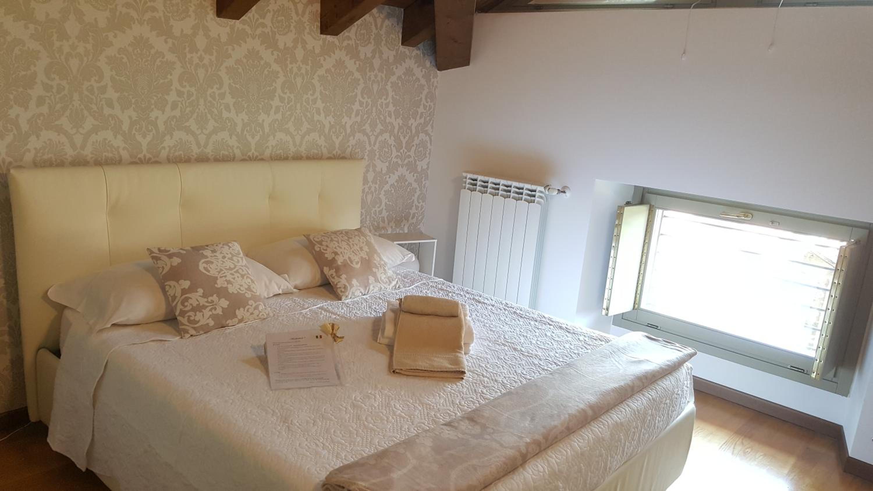 Double Room with Shared Bathroom photo 2