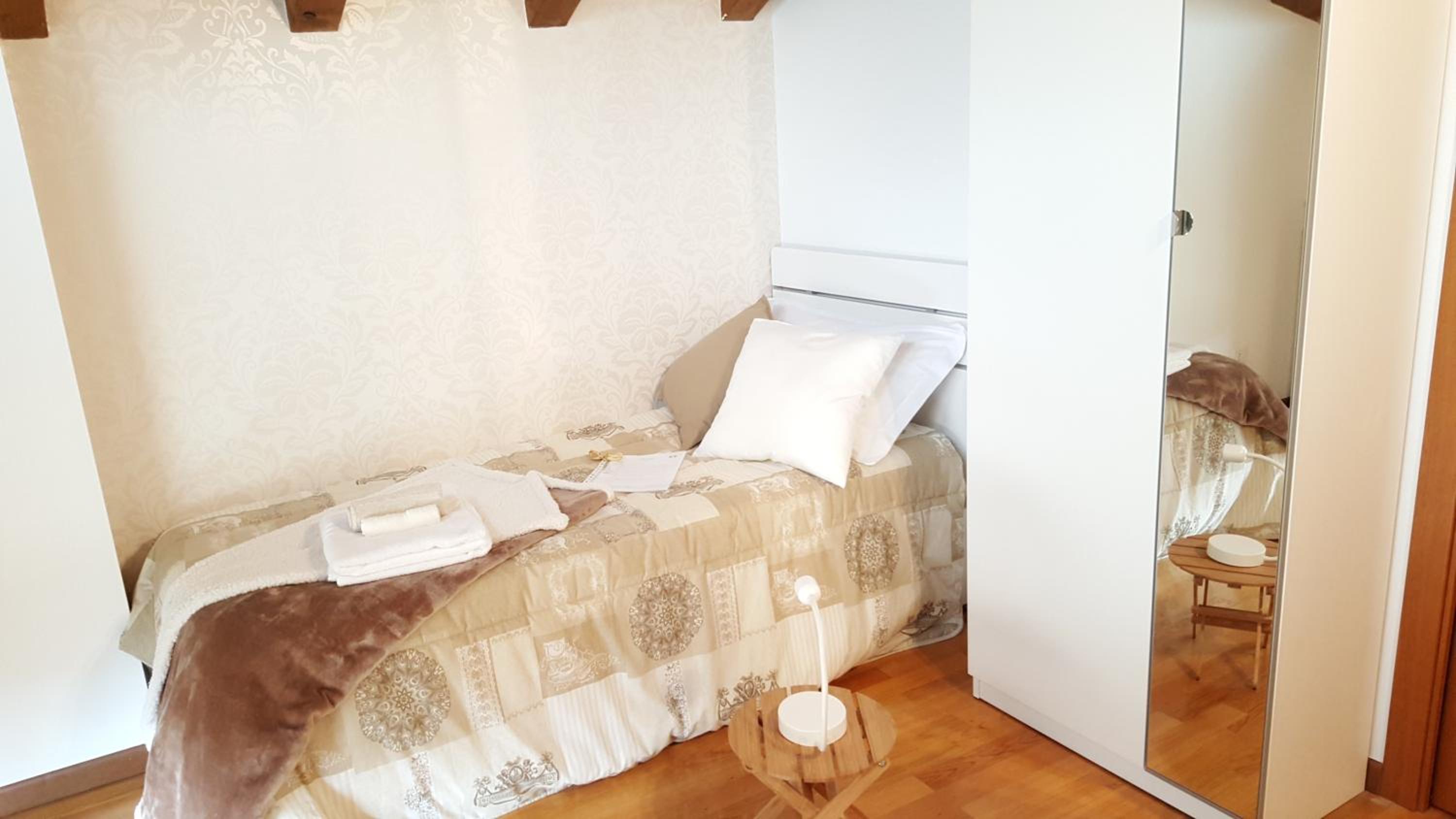 Single Room with Shared Bathroom photo 2