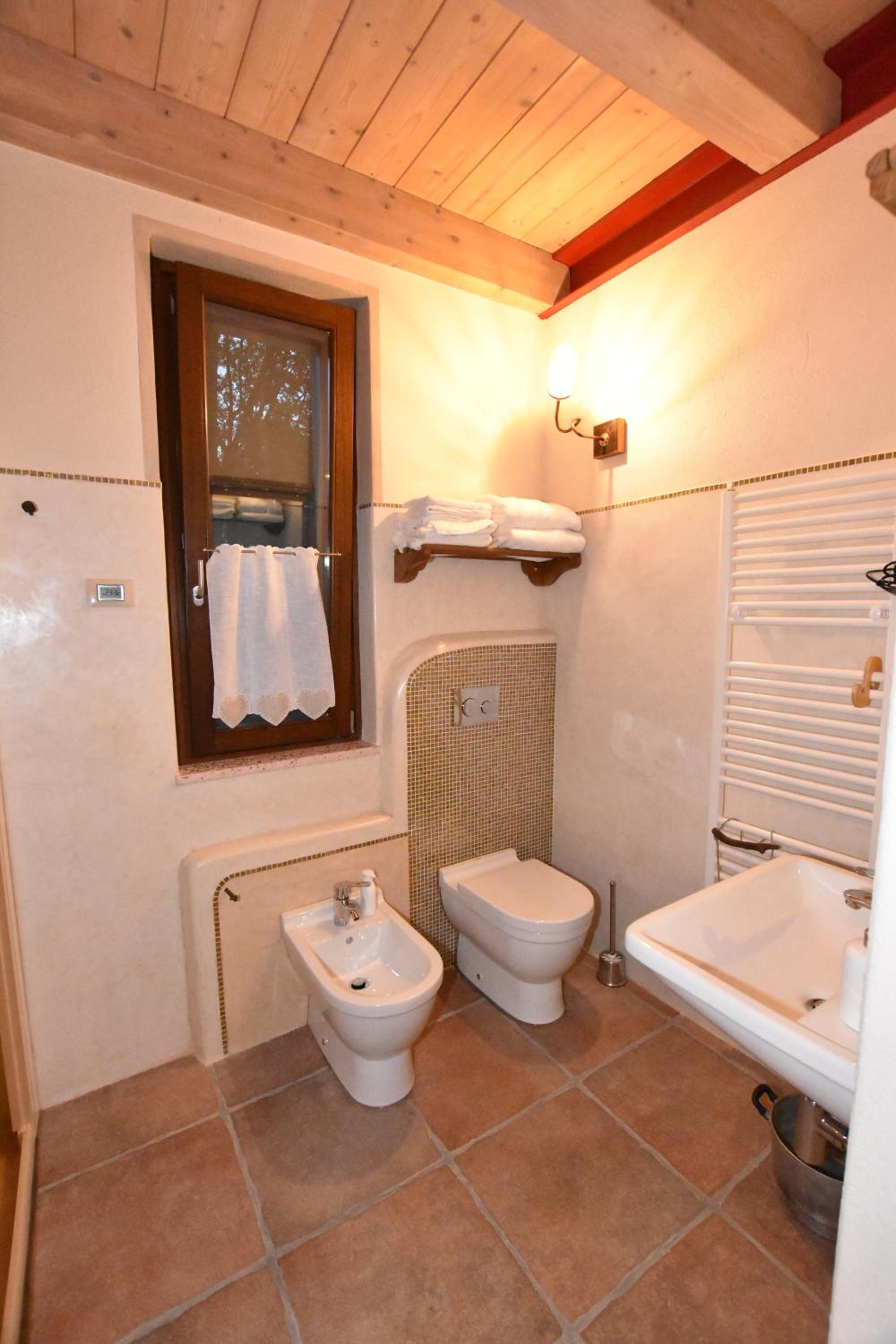 Double Room with Private Bathroom - Photo 4