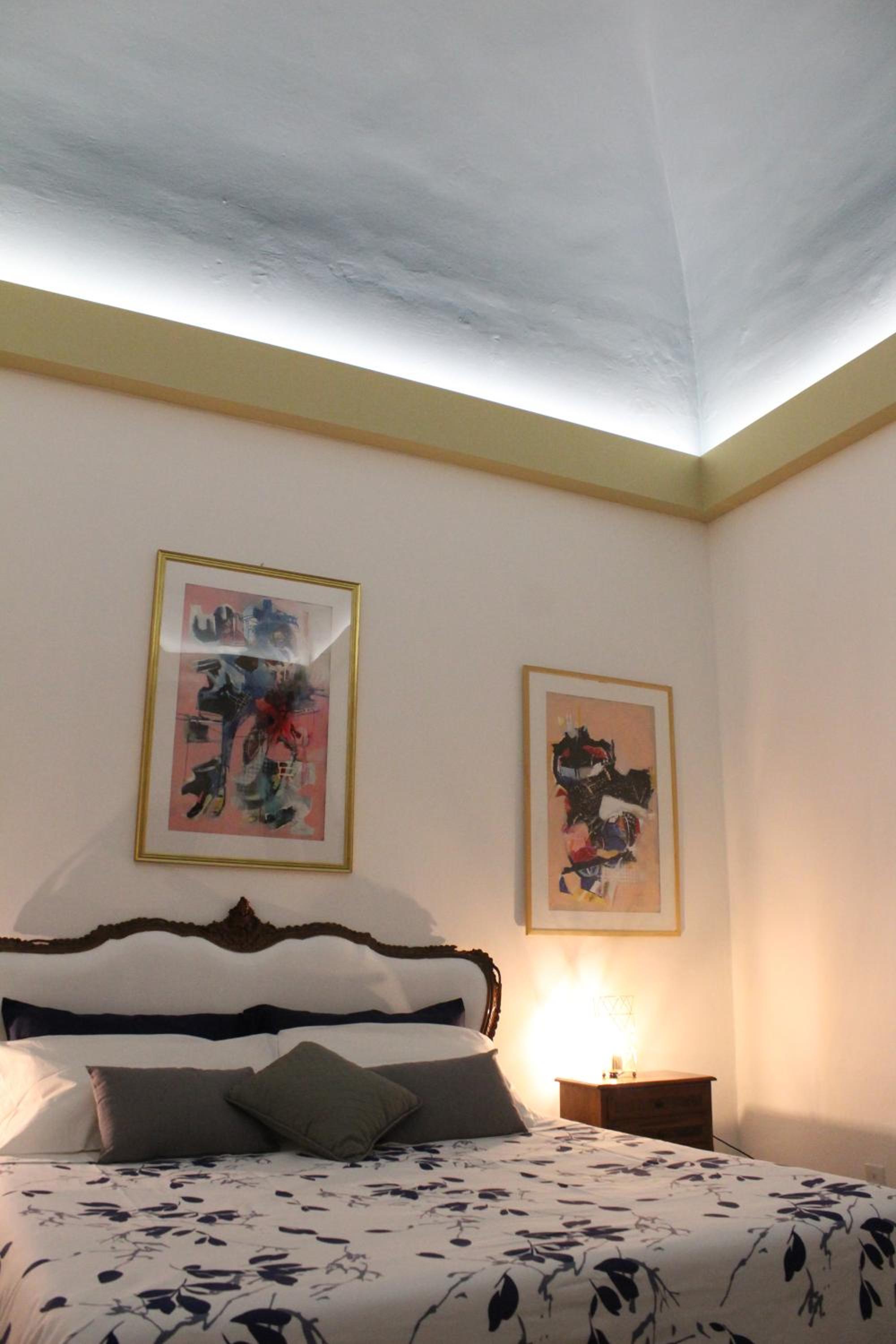 Large Double Room with Shared Bathroom