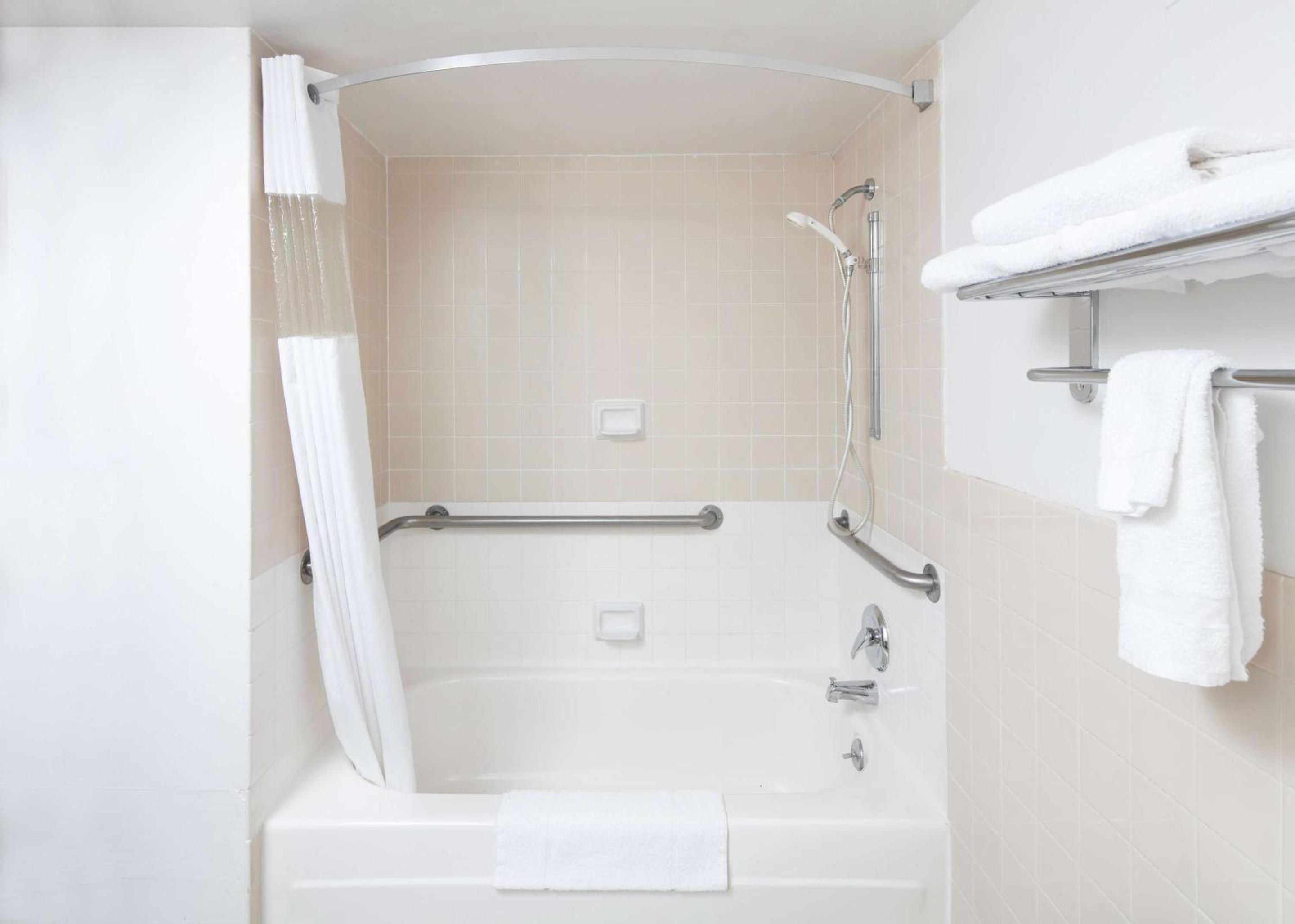  Double Room with Two Double Beds - Disability Access - Photo 4