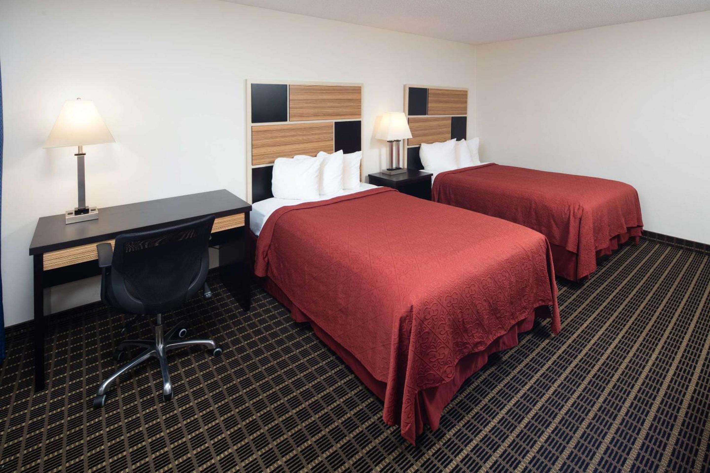 Double Room with Two Double Beds - Photo 2