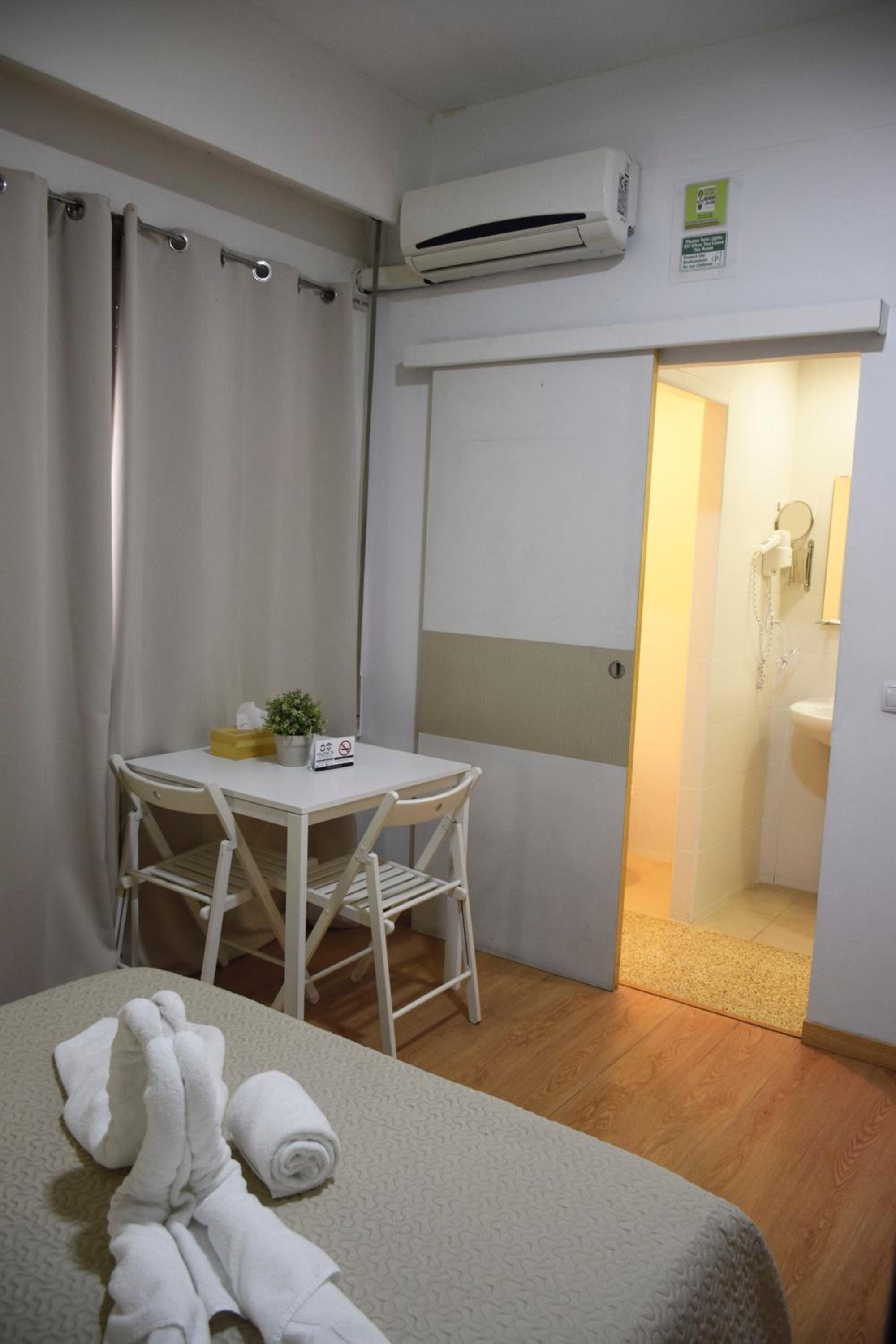 Habitación Doble Pequeña con Baño Privado