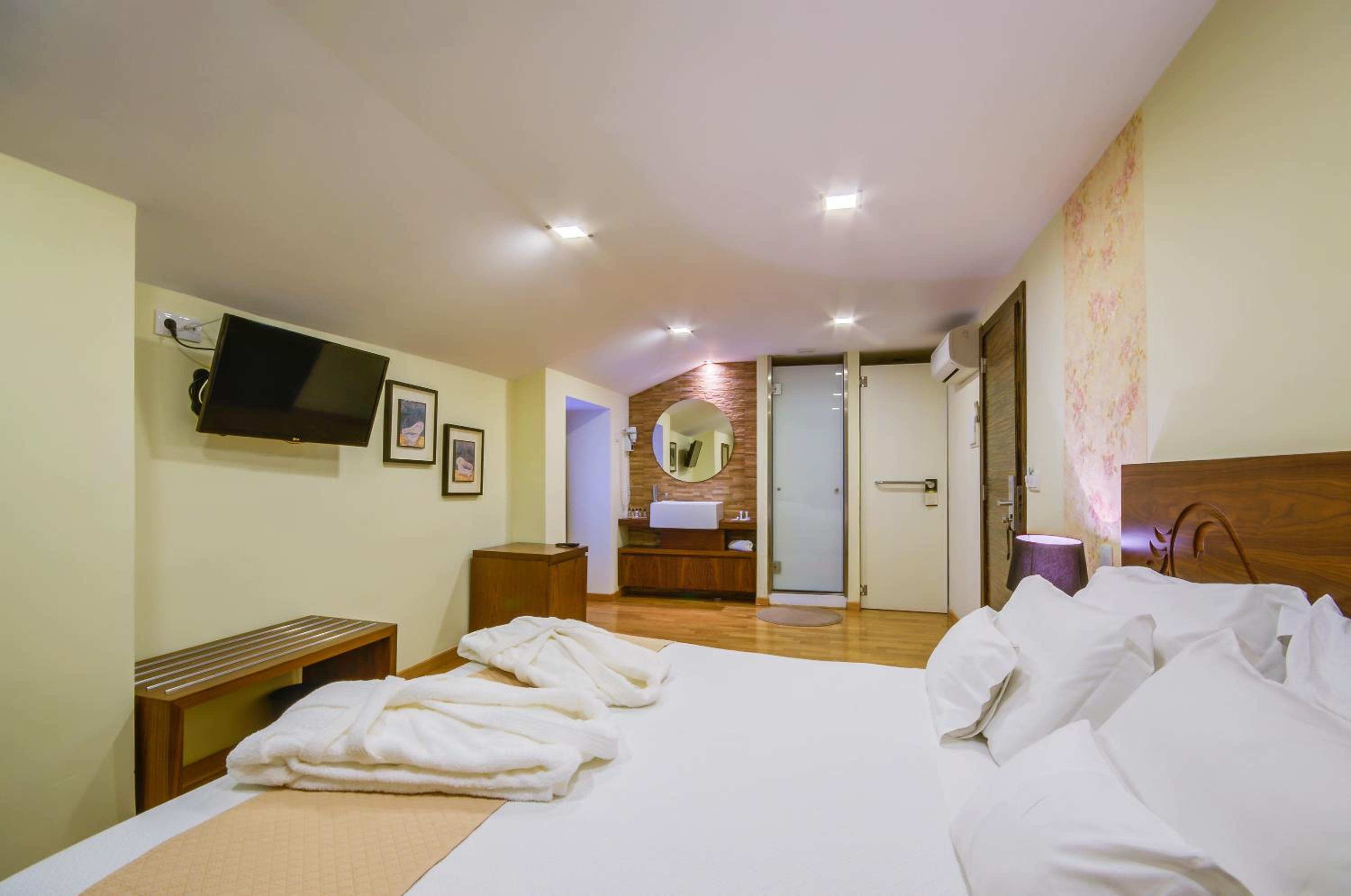 Standard Double or Twin Room - Photo 6