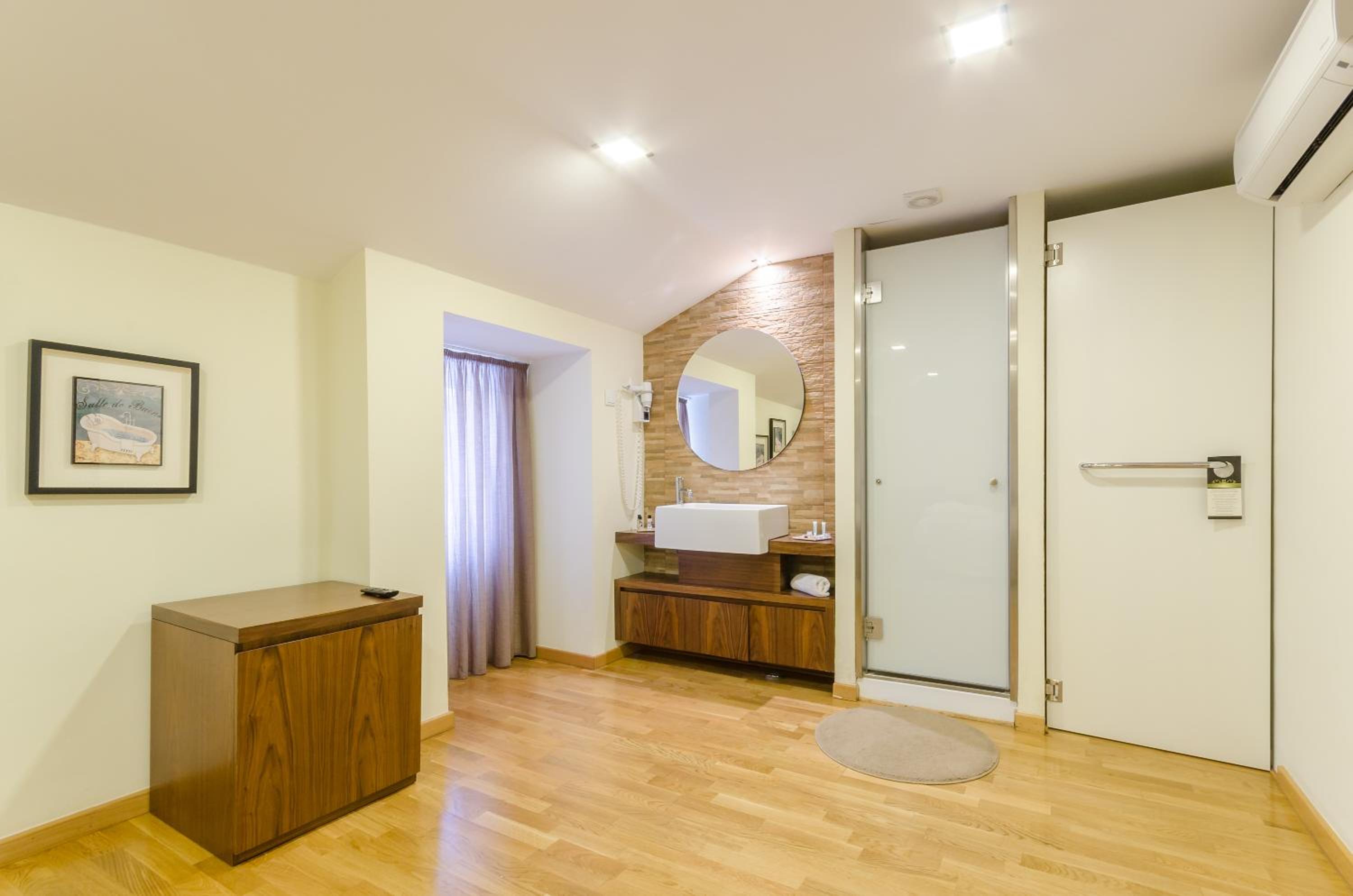 Standard Double or Twin Room - Photo 7