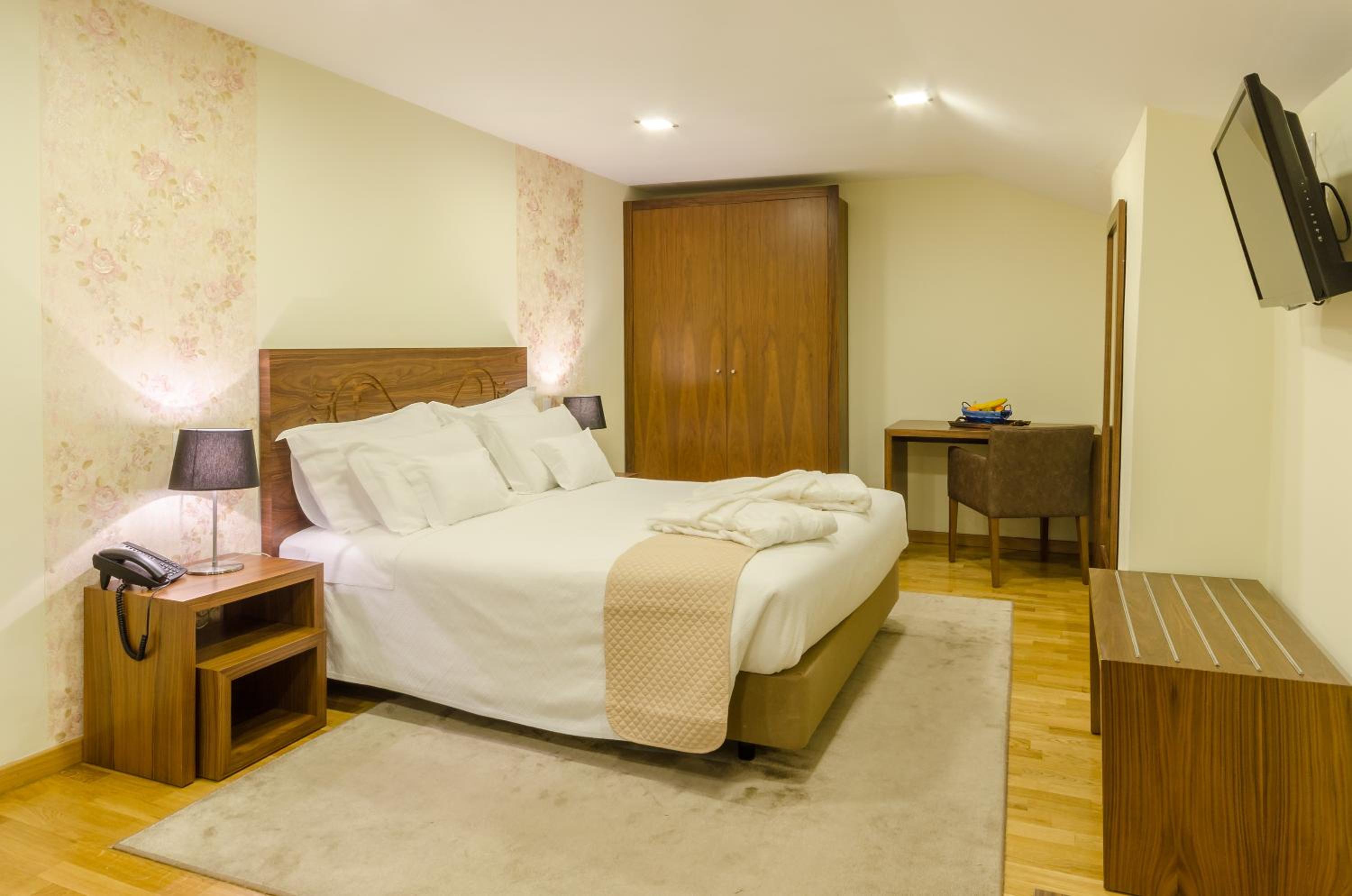 Standard Double or Twin Room - Photo 5