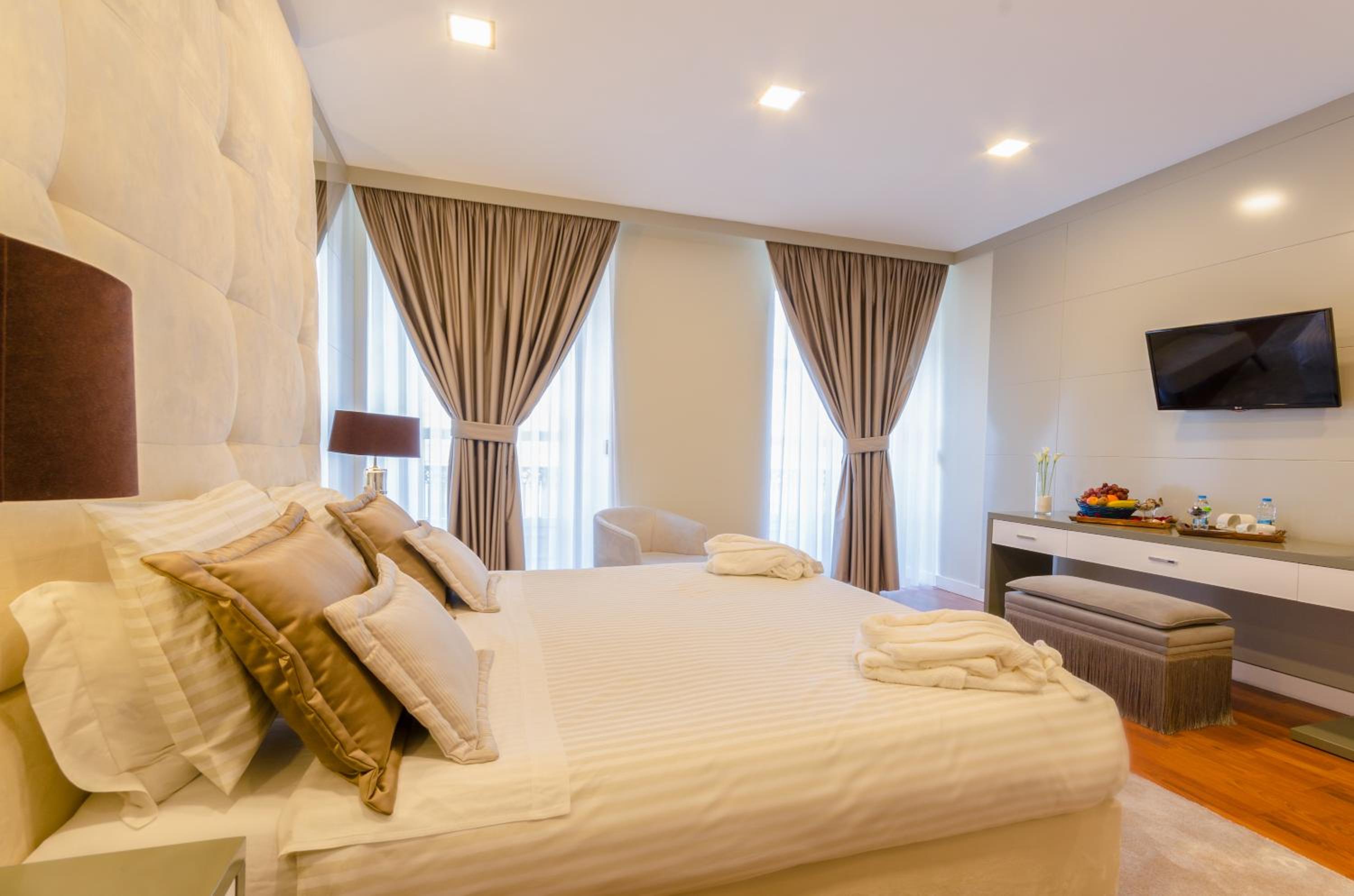 Superior Double Room with Chiado View - Photo 6