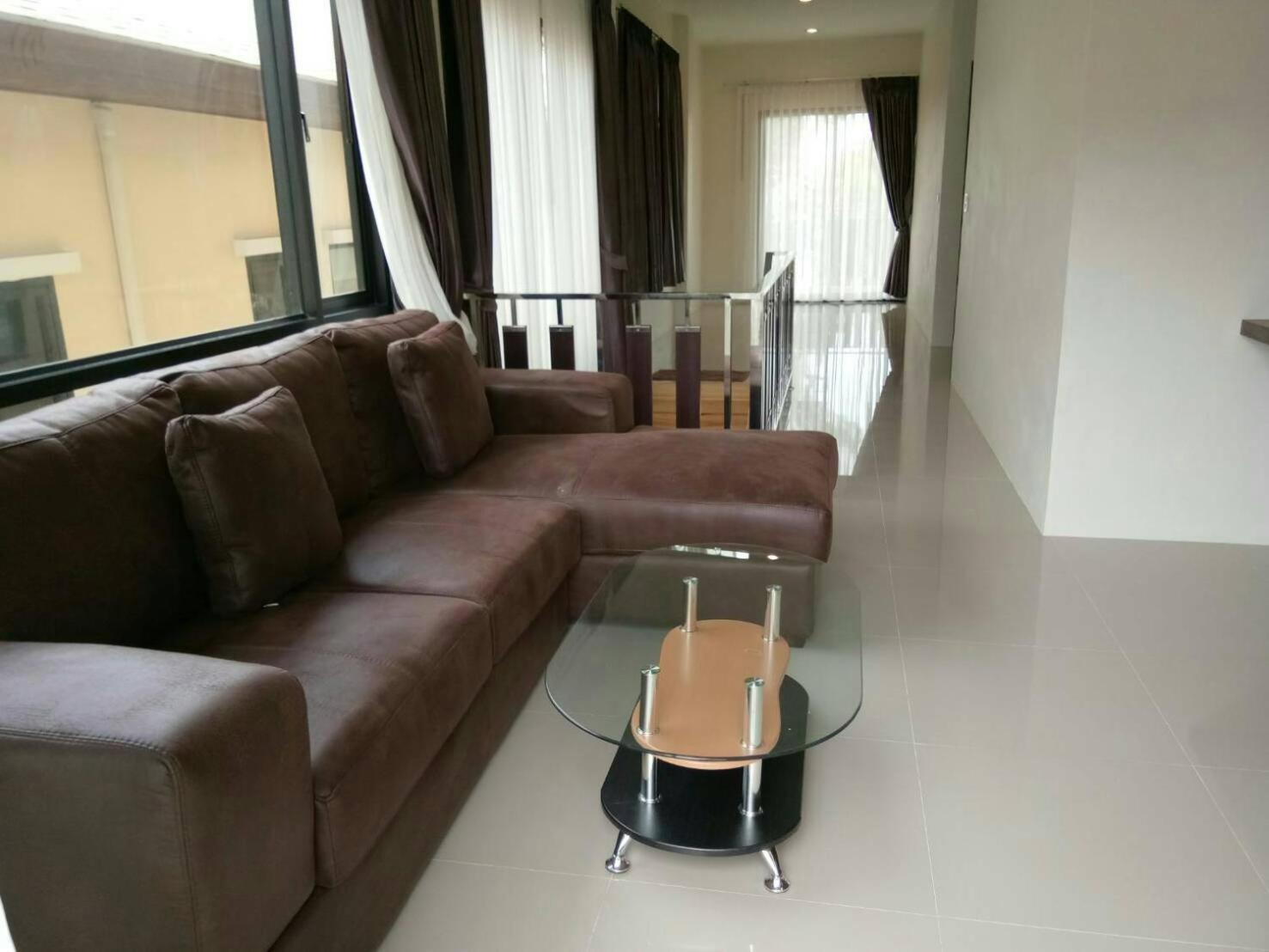 Five-Bedroom House photo 2