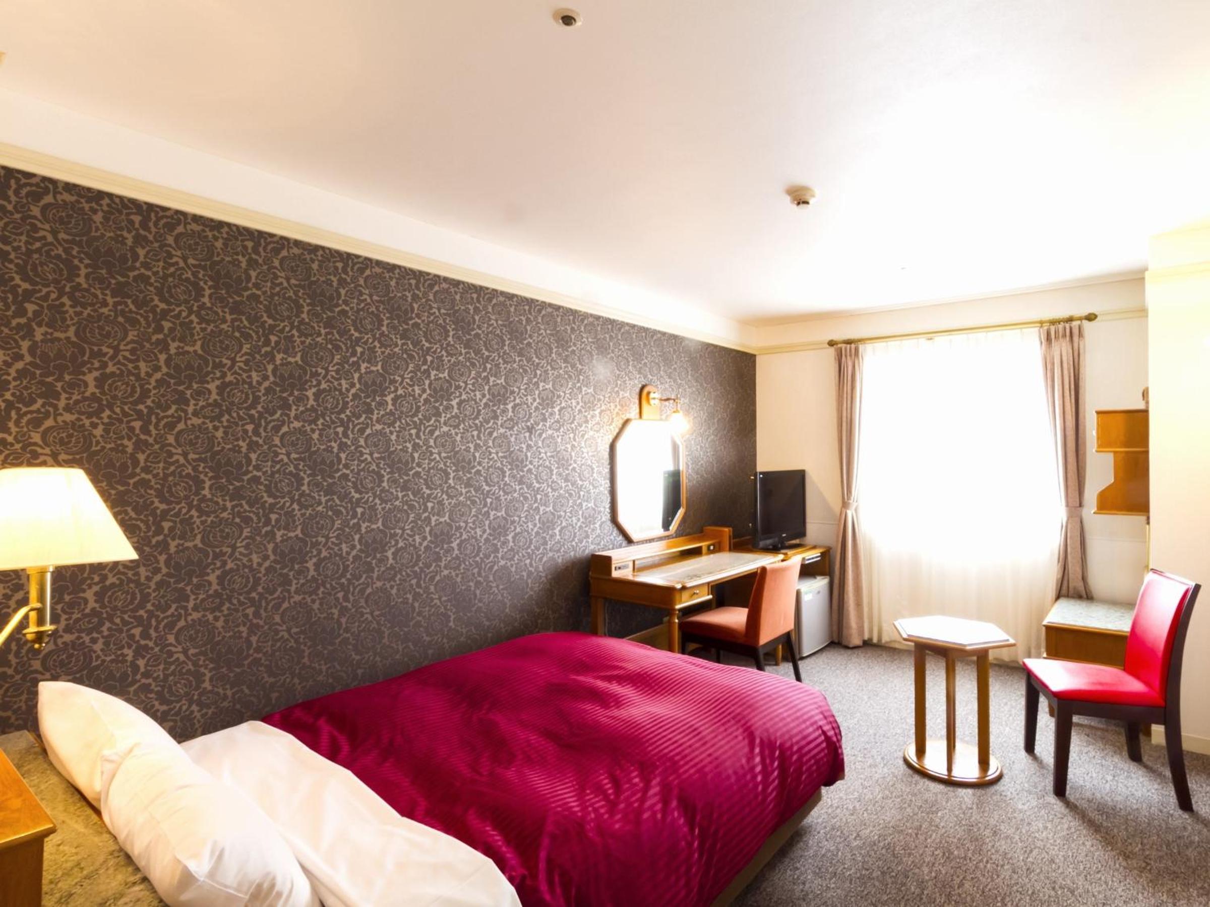 Double Room with Small Double Bed - Smoking photo 2