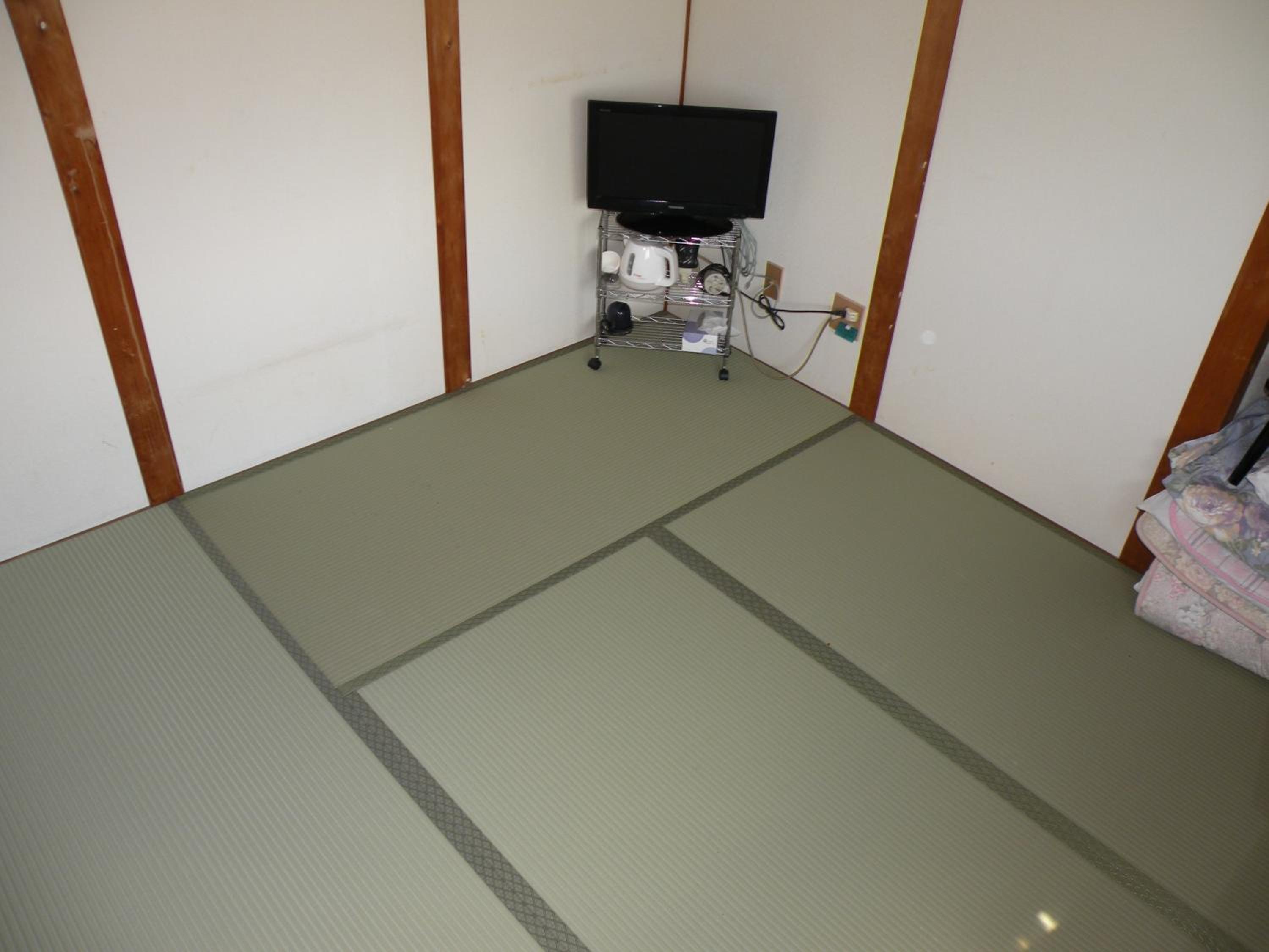 Japanese-Style Room with Shared Bathroom photo 2