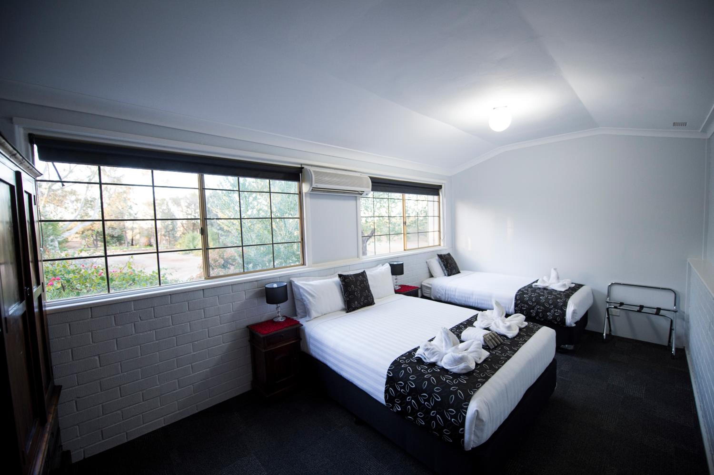 Queen Room with Shared Bathroom photo 1