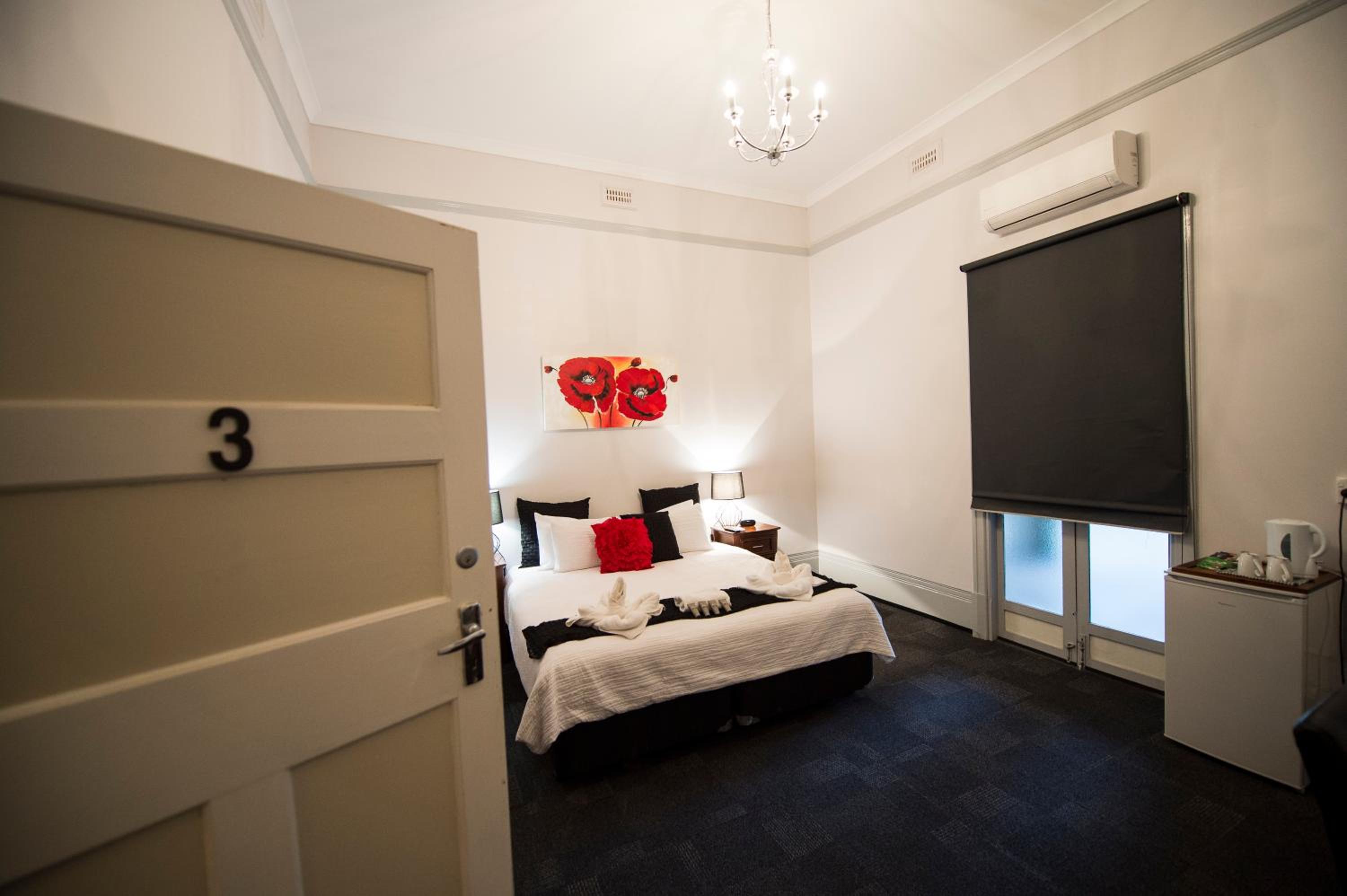King Room with Shared Bathroom photo 1