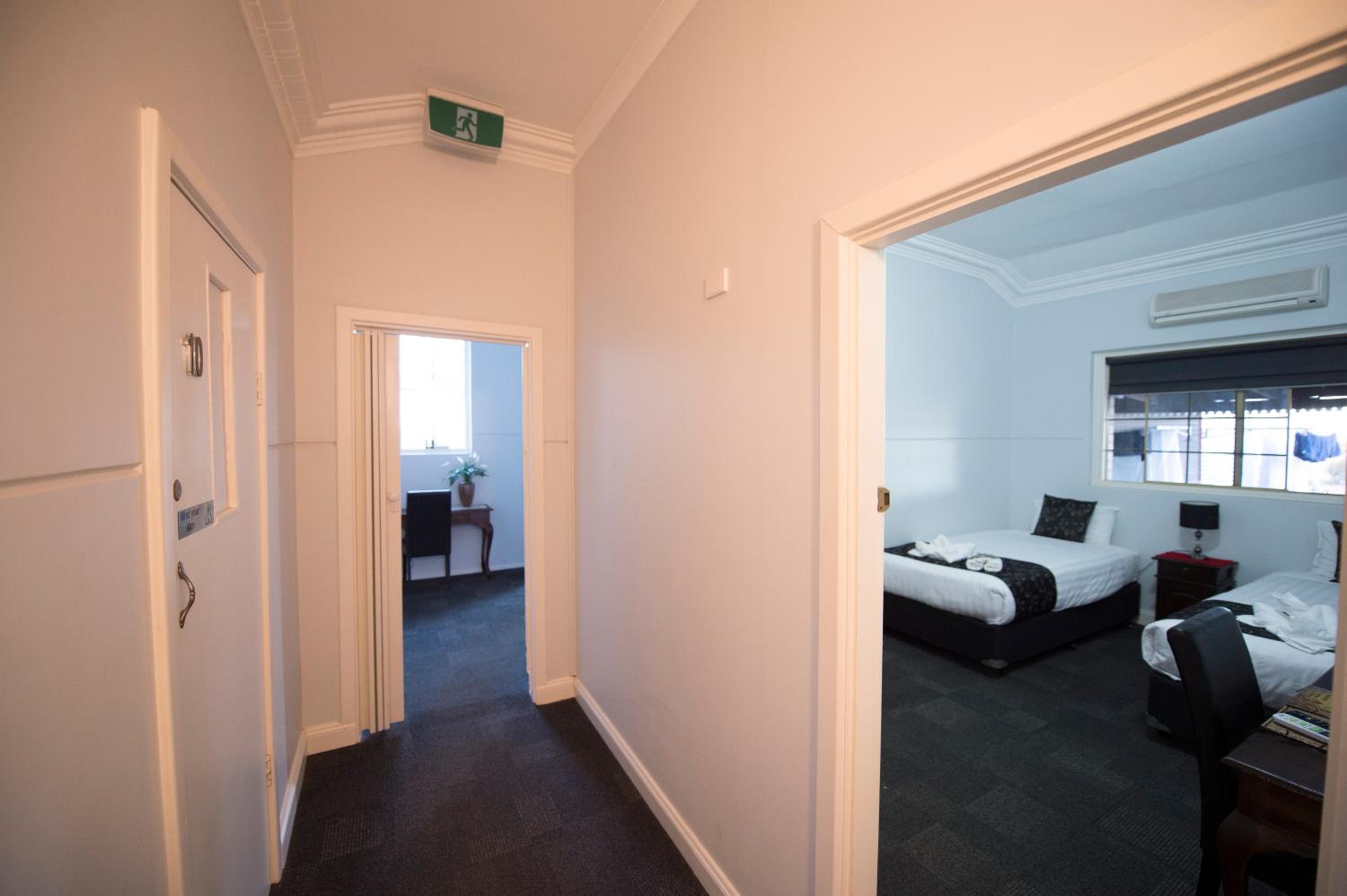 Standard Twin Room with Shared Bathroom photo 1