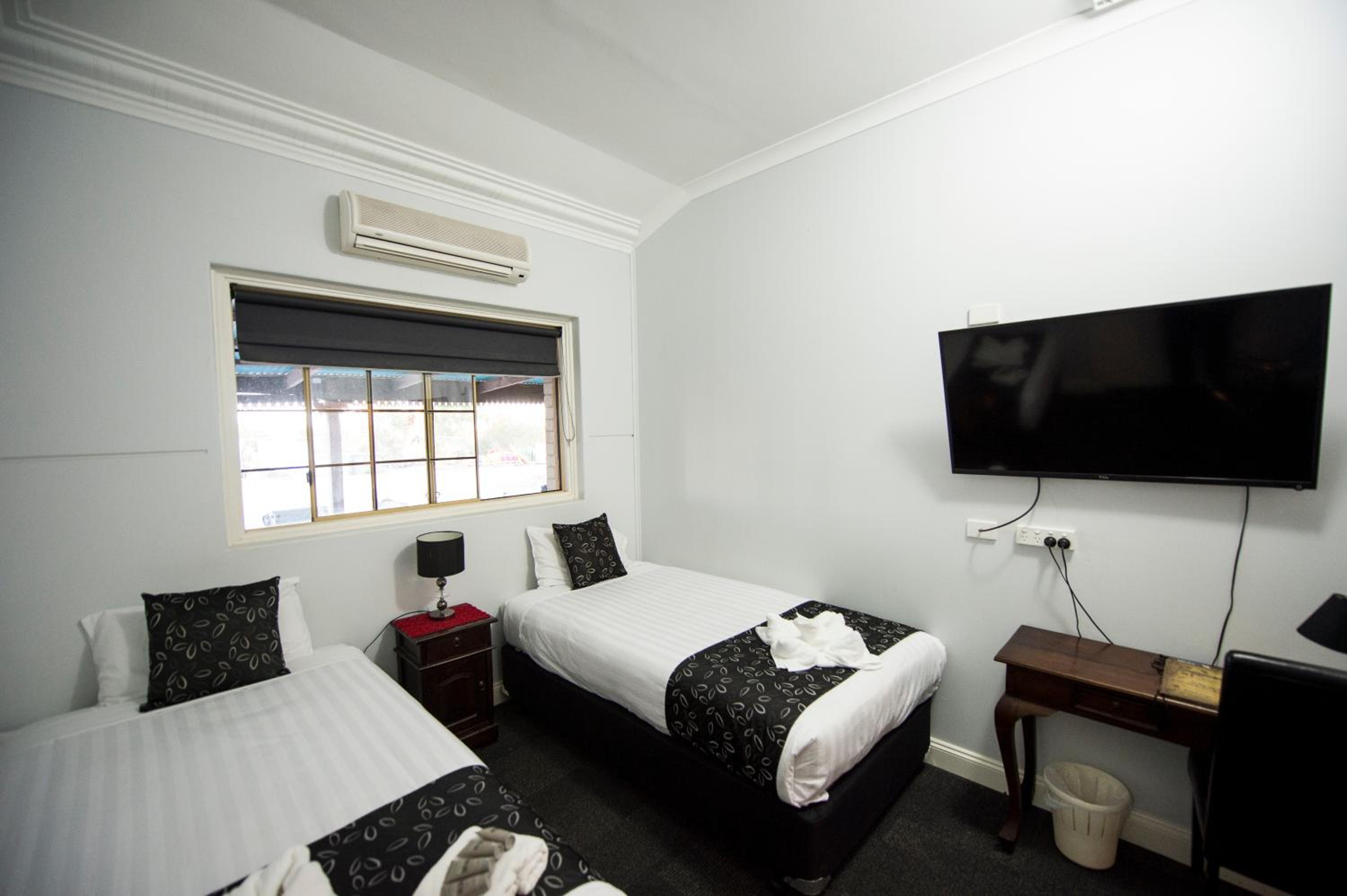 Standard Twin Room with Shared Bathroom photo 2