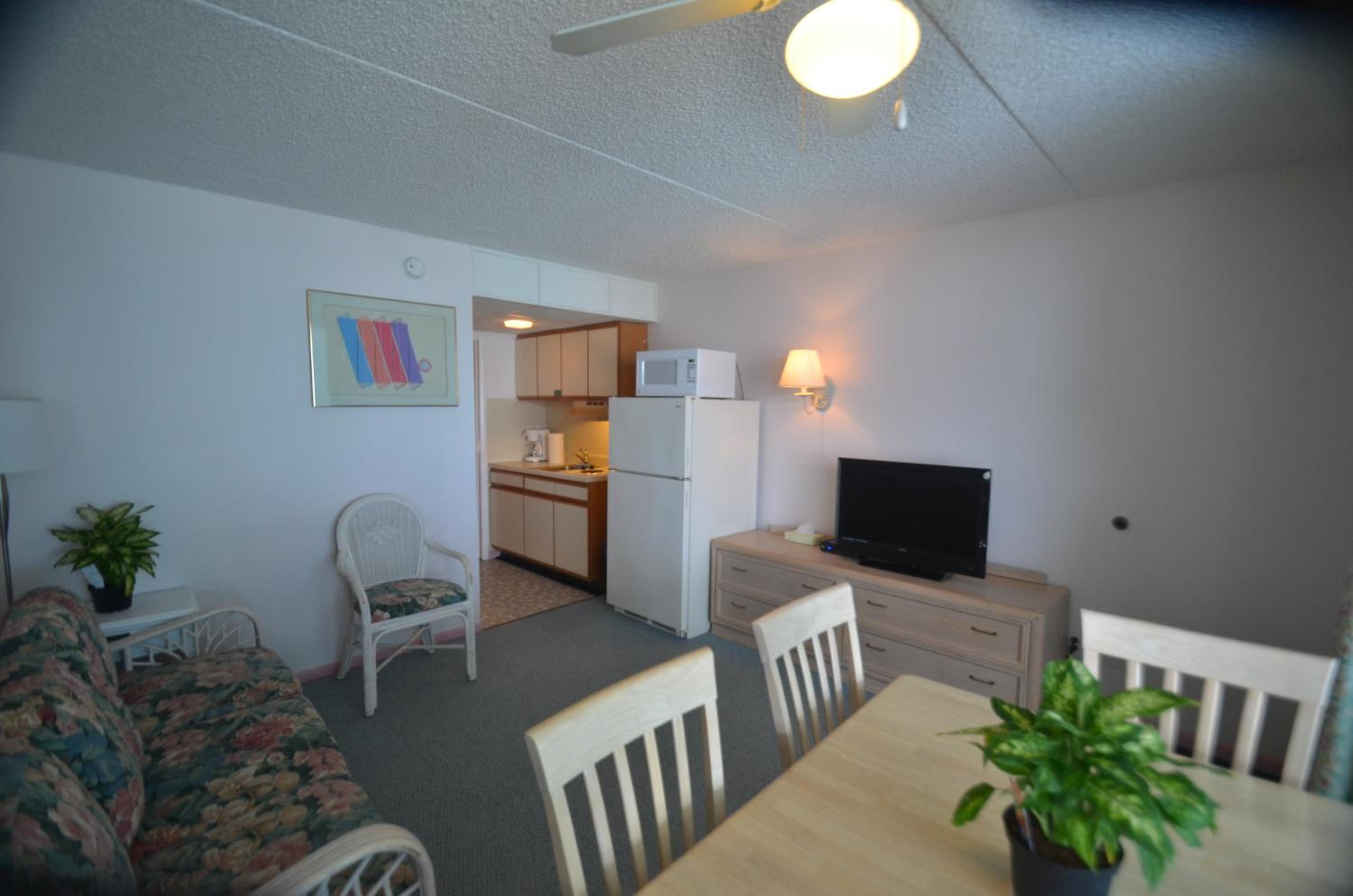 One-Bedroom Suite with Kitchen photo 2